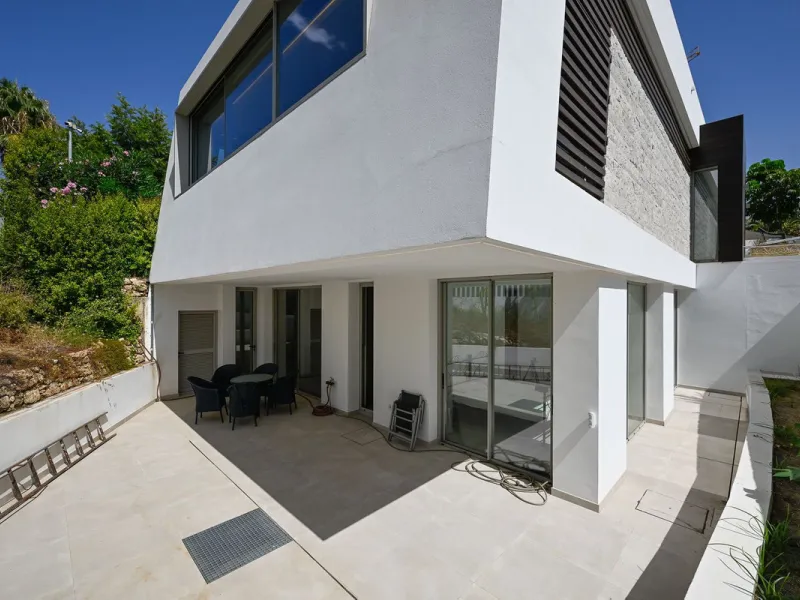 Located in the highly sought-after residential area of Marbesa, just a short stroll from the beach, this stunning villa combines contemporary design with ultimate comfort. Built in 2023 and completed in 2024 to the highest standards, it offers everything 