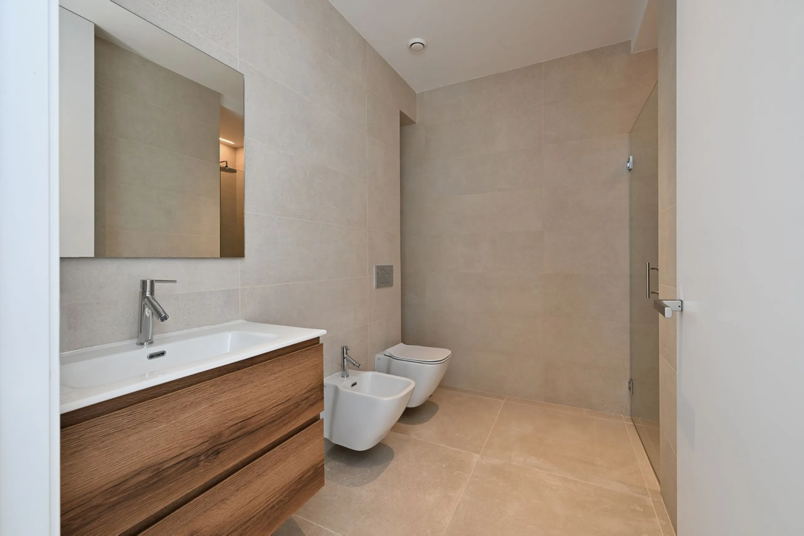 Located in the highly sought-after residential area of Marbesa, just a short stroll from the beach, this stunning villa combines contemporary design with ultimate comfort. Built in 2023 and completed in 2024 to the highest standards, it offers everything 