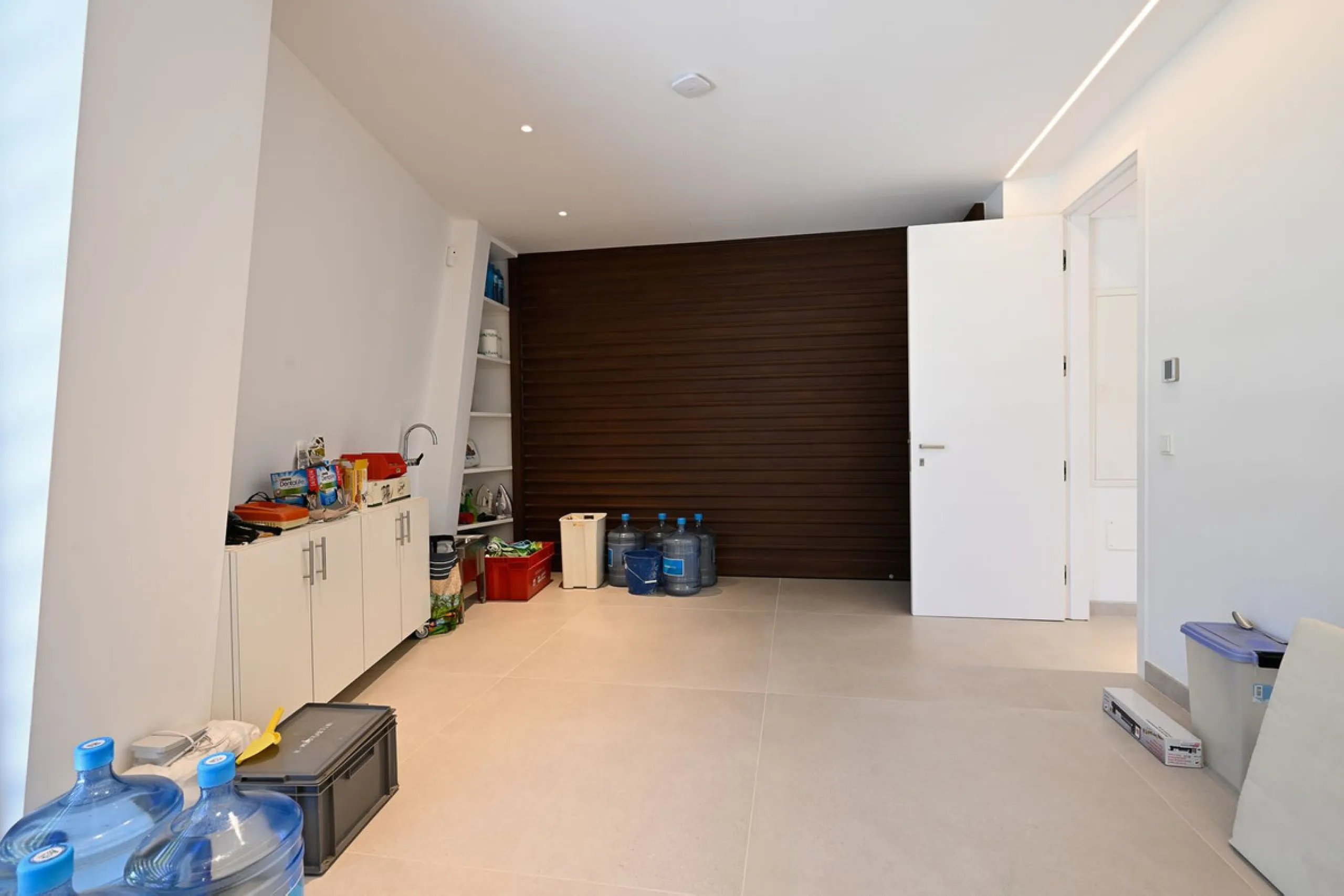 Located in the highly sought-after residential area of Marbesa, just a short stroll from the beach, this stunning villa combines contemporary design with ultimate comfort. Built in 2023 and completed in 2024 to the highest standards, it offers everything 