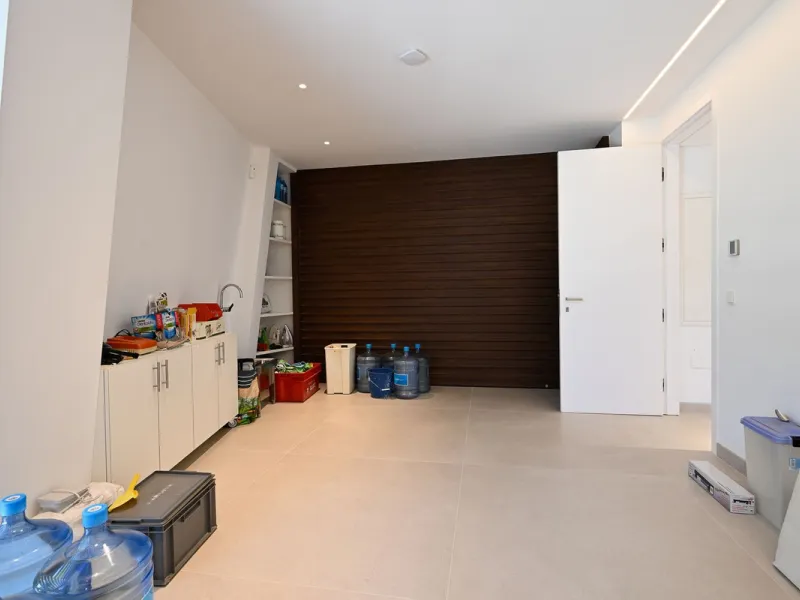 Located in the highly sought-after residential area of Marbesa, just a short stroll from the beach, this stunning villa combines contemporary design with ultimate comfort. Built in 2023 and completed in 2024 to the highest standards, it offers everything 