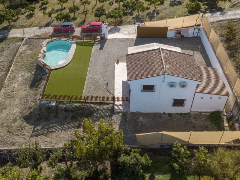 Cosy 3 bedroom finca located a very short drive northwest of Coín offering very good road access.