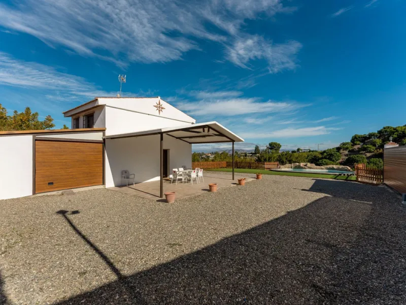 House - Finca - Cortijo в продаже в Coín, Málaga. В доме 3 спален и 2 ванных комнат. Площадь дома 71 м². Площадь участка 929 м²