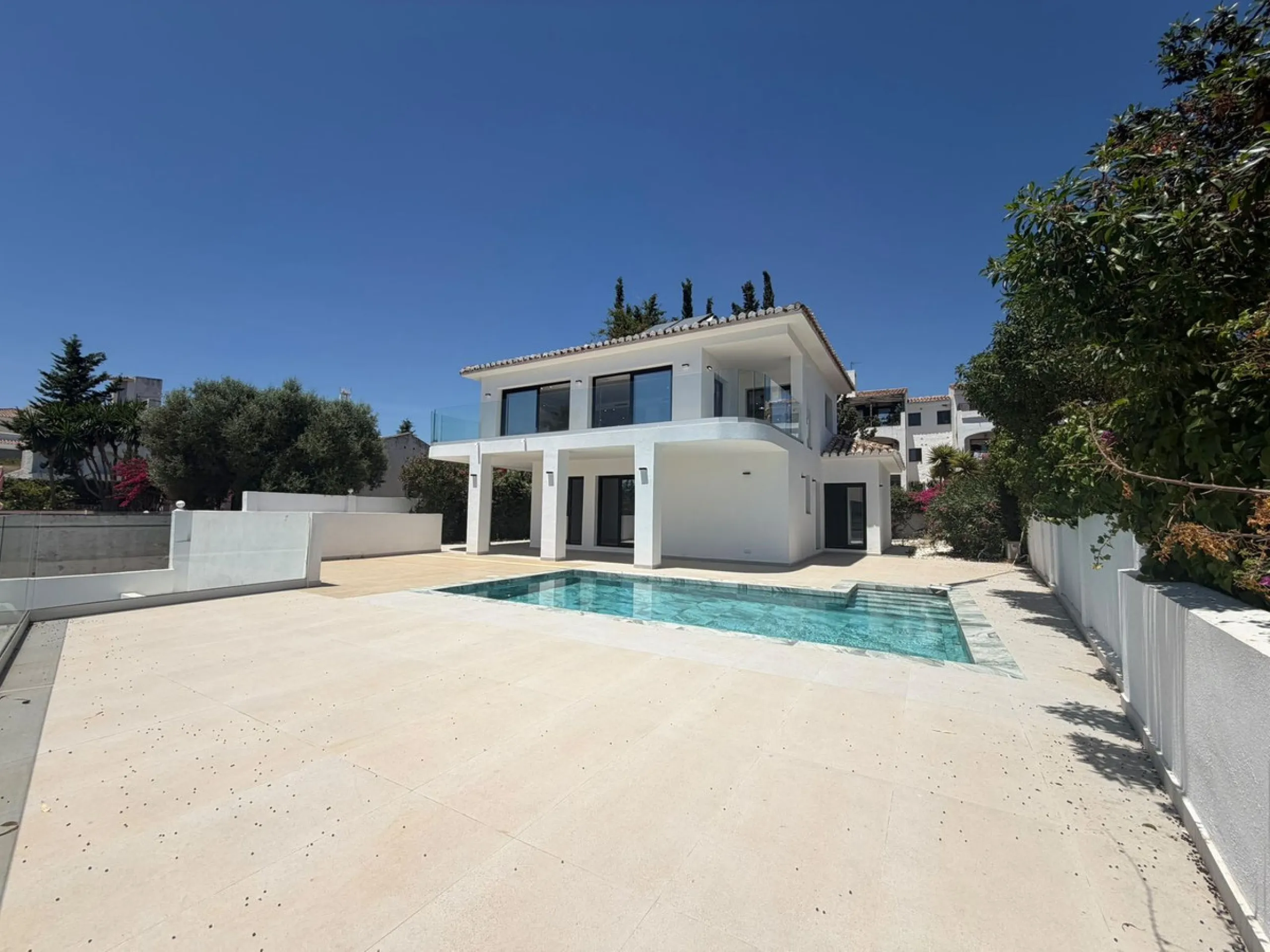 This elegant villa offers a perfect blend of comfort, space, and modern design, ideal for those seeking a refined yet relaxed lifestyle in a highly desirable neighbourhood. Located close to the international school, it's perfect for families looking for c
