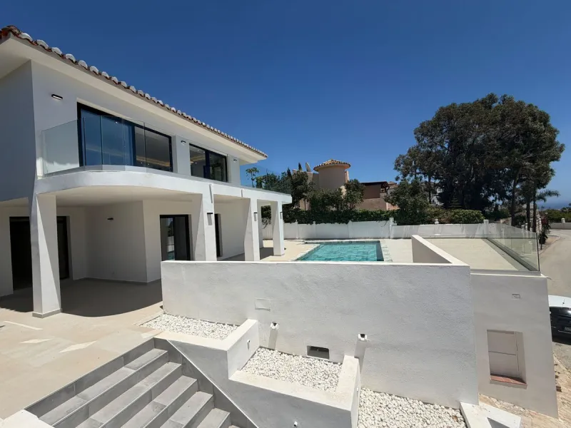 This elegant villa offers a perfect blend of comfort, space, and modern design, ideal for those seeking a refined yet relaxed lifestyle in a highly desirable neighbourhood. Located close to the international school, it's perfect for families looking for c