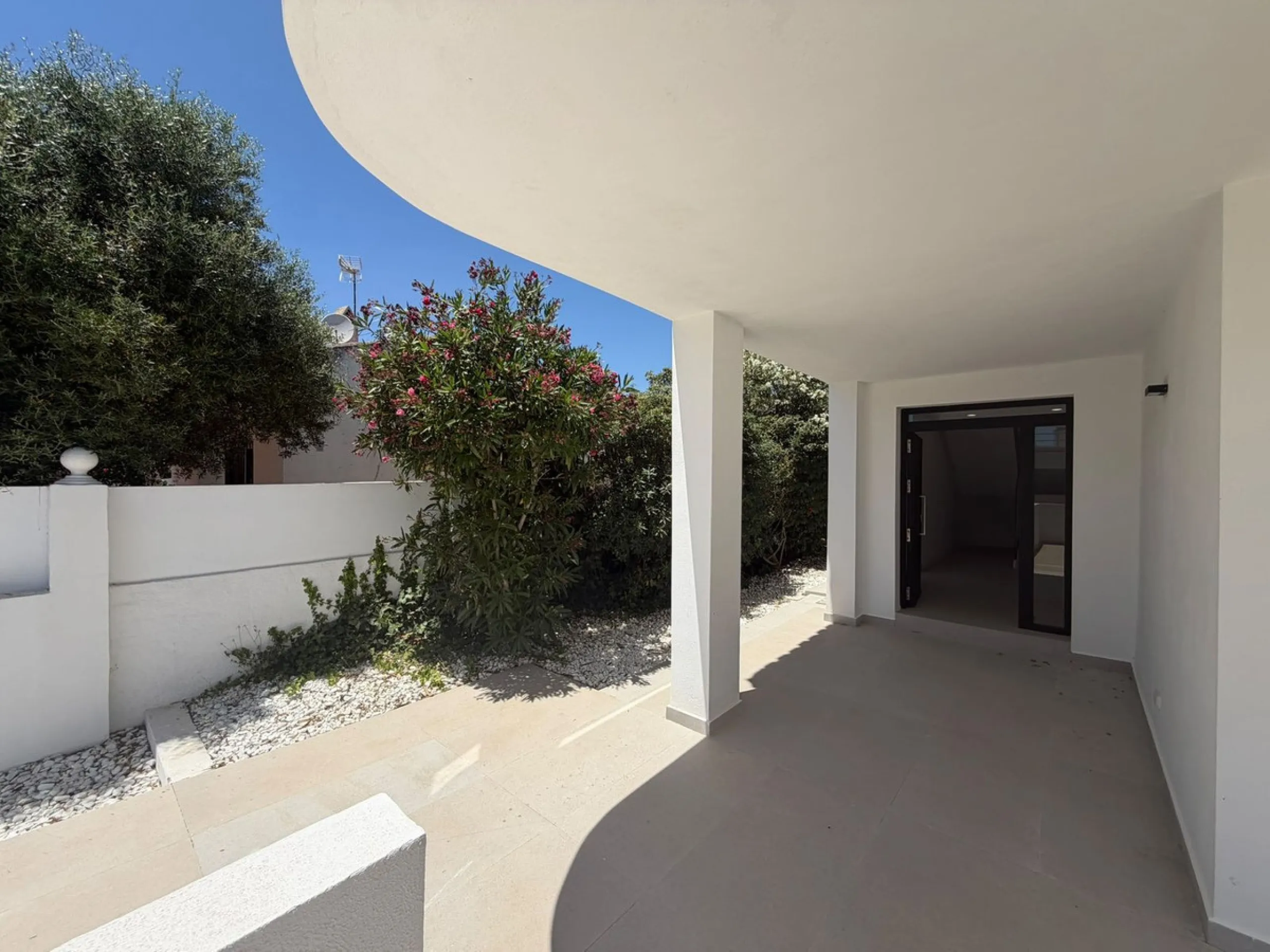 This elegant villa offers a perfect blend of comfort, space, and modern design, ideal for those seeking a refined yet relaxed lifestyle in a highly desirable neighbourhood. Located close to the international school, it's perfect for families looking for c