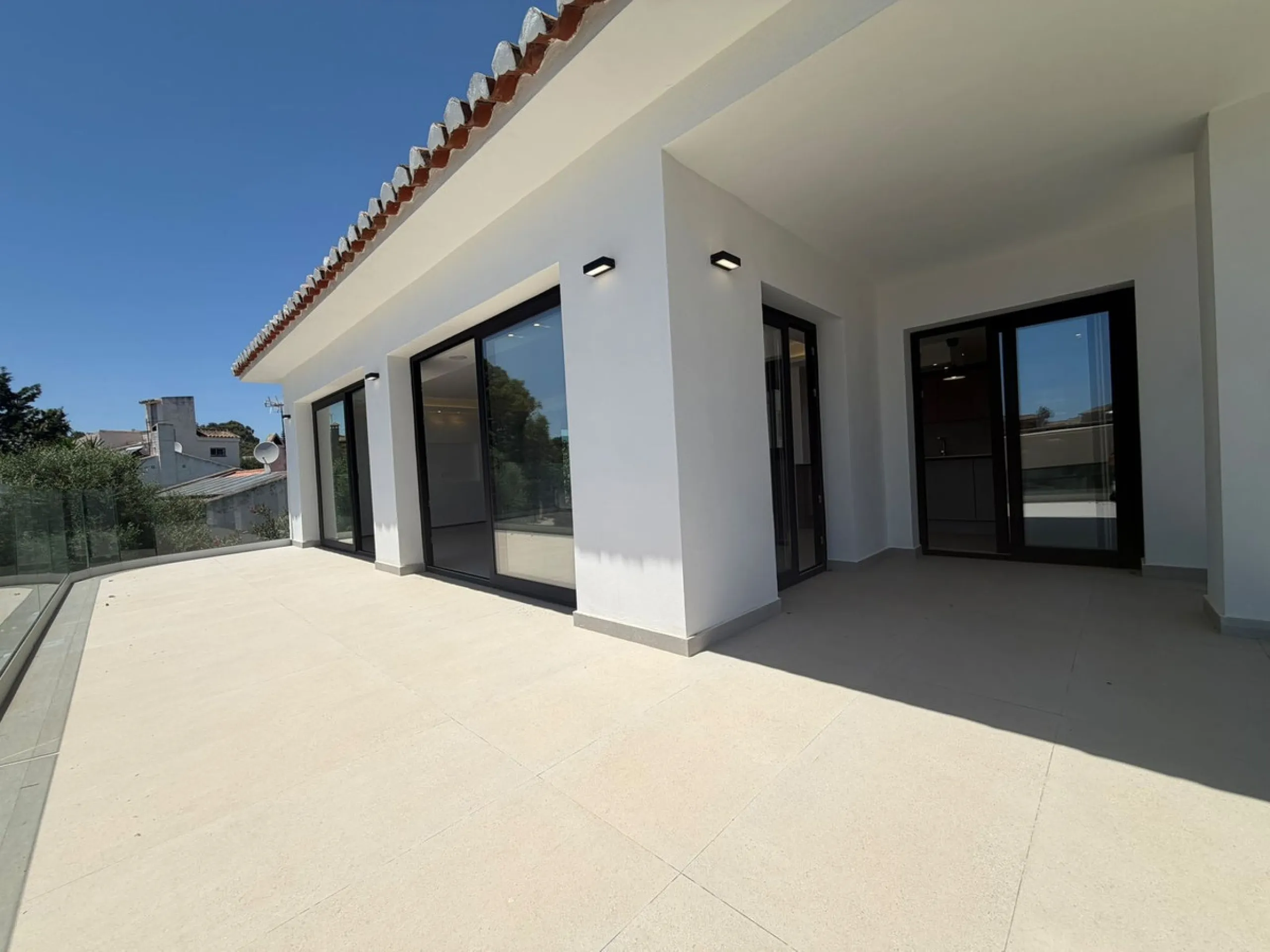 This elegant villa offers a perfect blend of comfort, space, and modern design, ideal for those seeking a refined yet relaxed lifestyle in a highly desirable neighbourhood. Located close to the international school, it's perfect for families looking for c
