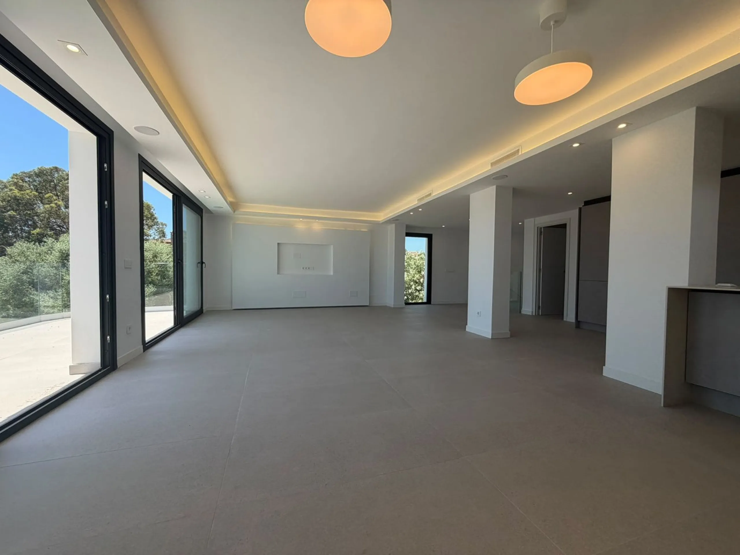 This elegant villa offers a perfect blend of comfort, space, and modern design, ideal for those seeking a refined yet relaxed lifestyle in a highly desirable neighbourhood. Located close to the international school, it's perfect for families looking for c