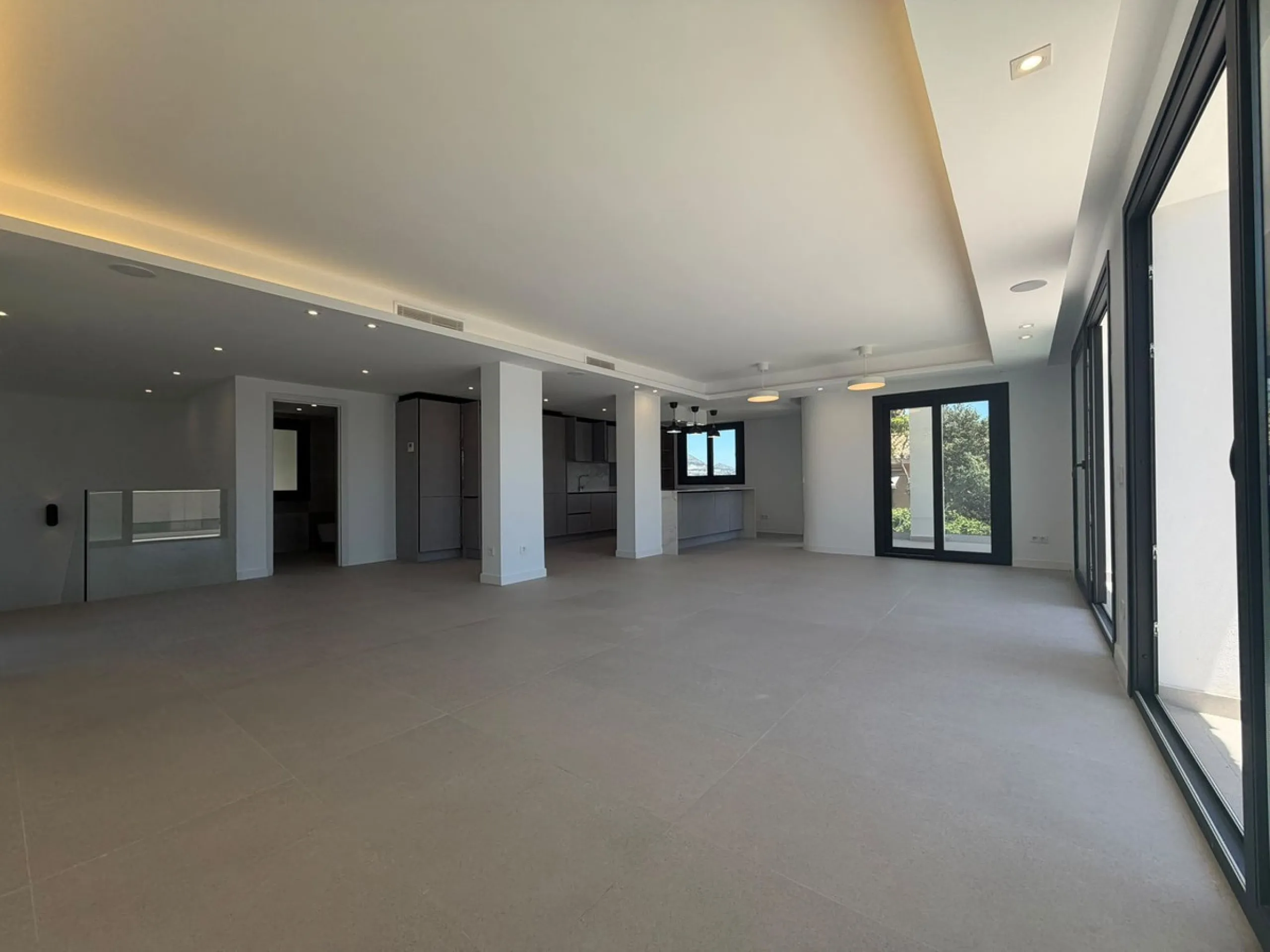 This elegant villa offers a perfect blend of comfort, space, and modern design, ideal for those seeking a refined yet relaxed lifestyle in a highly desirable neighbourhood. Located close to the international school, it's perfect for families looking for c