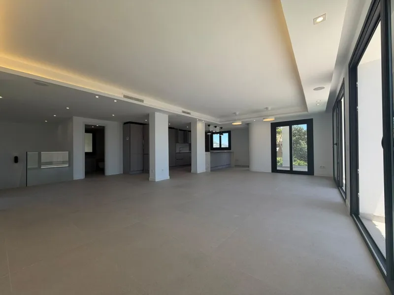 This elegant villa offers a perfect blend of comfort, space, and modern design, ideal for those seeking a refined yet relaxed lifestyle in a highly desirable neighbourhood. Located close to the international school, it's perfect for families looking for c