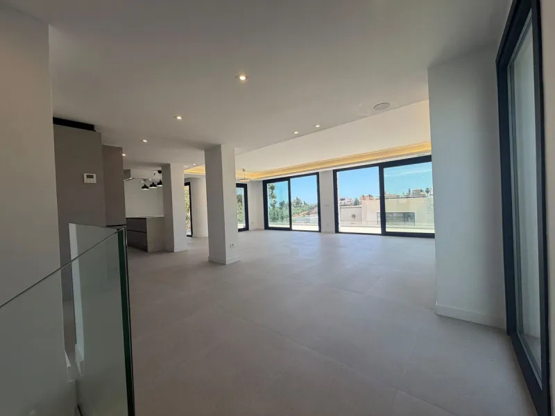 This elegant villa offers a perfect blend of comfort, space, and modern design, ideal for those seeking a refined yet relaxed lifestyle in a highly desirable neighbourhood. Located close to the international school, it's perfect for families looking for c