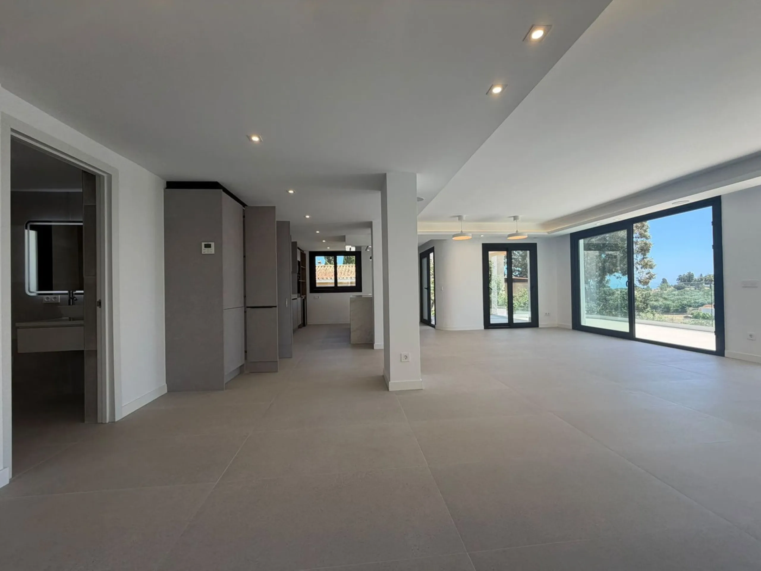 This elegant villa offers a perfect blend of comfort, space, and modern design, ideal for those seeking a refined yet relaxed lifestyle in a highly desirable neighbourhood. Located close to the international school, it's perfect for families looking for c