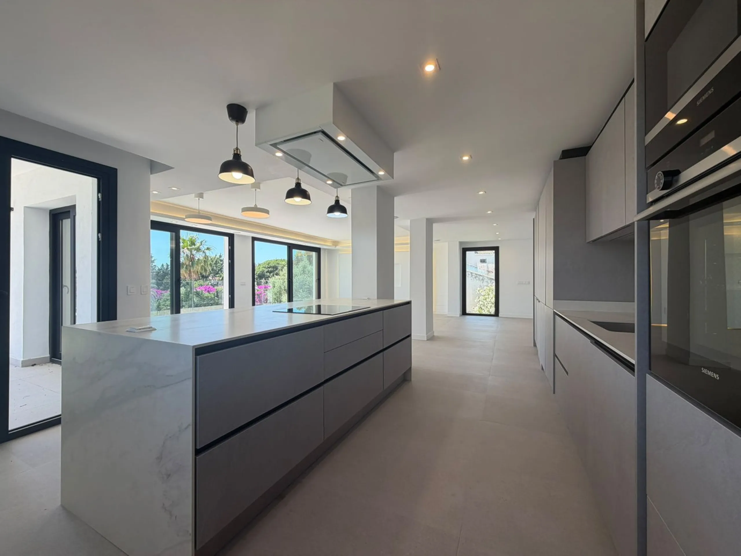This elegant villa offers a perfect blend of comfort, space, and modern design, ideal for those seeking a refined yet relaxed lifestyle in a highly desirable neighbourhood. Located close to the international school, it's perfect for families looking for c
