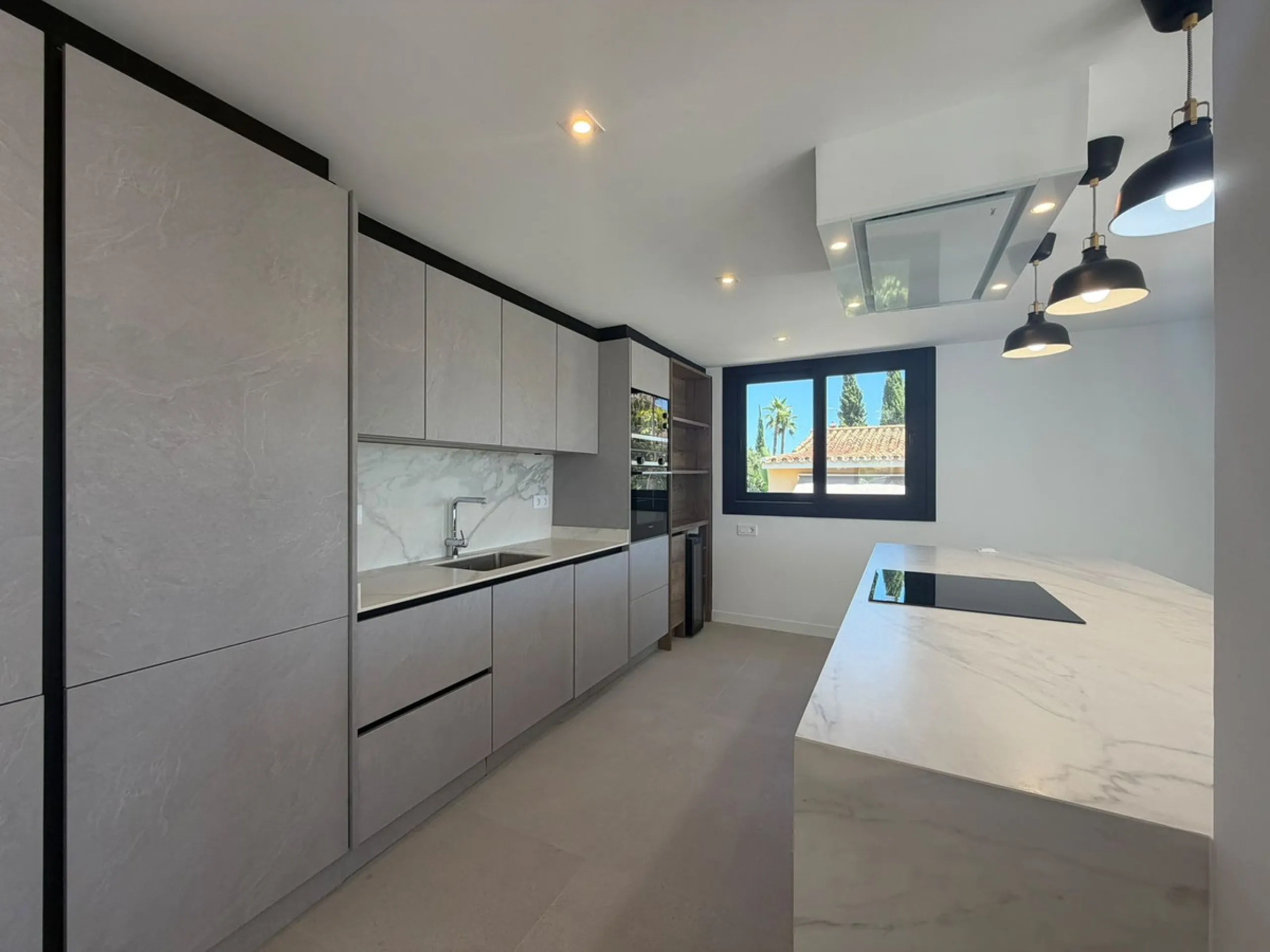 This elegant villa offers a perfect blend of comfort, space, and modern design, ideal for those seeking a refined yet relaxed lifestyle in a highly desirable neighbourhood. Located close to the international school, it's perfect for families looking for c