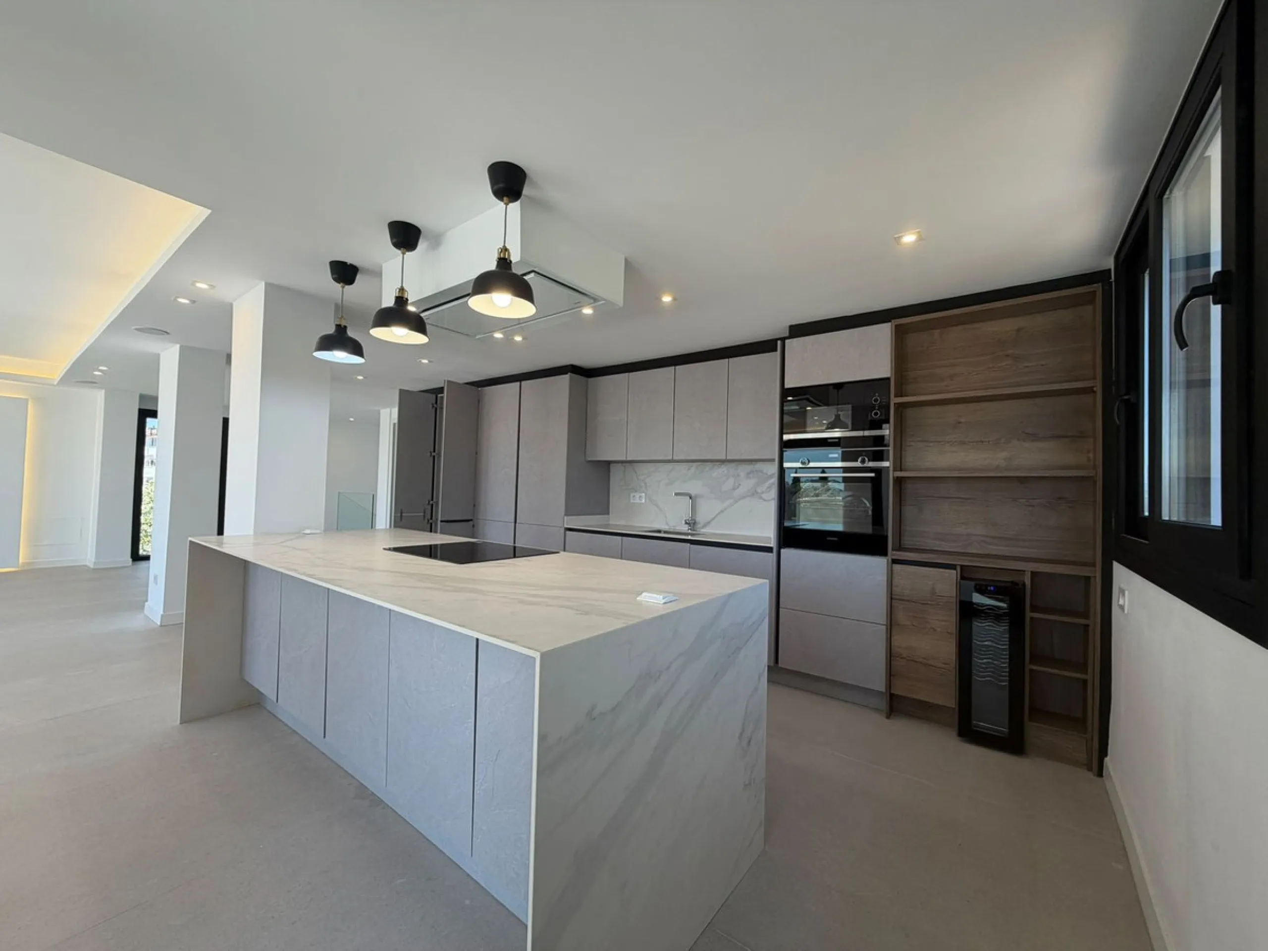 This elegant villa offers a perfect blend of comfort, space, and modern design, ideal for those seeking a refined yet relaxed lifestyle in a highly desirable neighbourhood. Located close to the international school, it's perfect for families looking for c