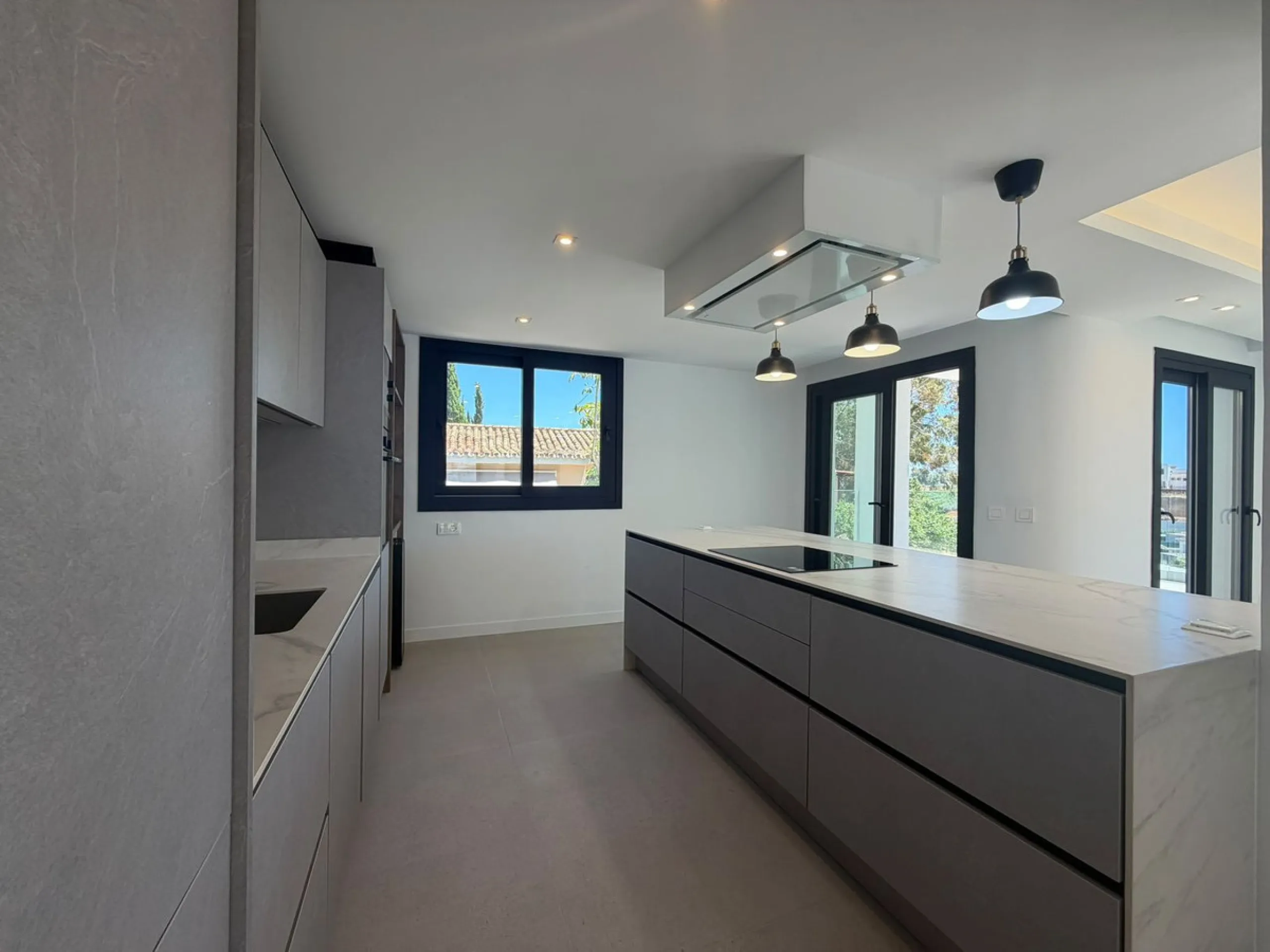 This elegant villa offers a perfect blend of comfort, space, and modern design, ideal for those seeking a refined yet relaxed lifestyle in a highly desirable neighbourhood. Located close to the international school, it's perfect for families looking for c
