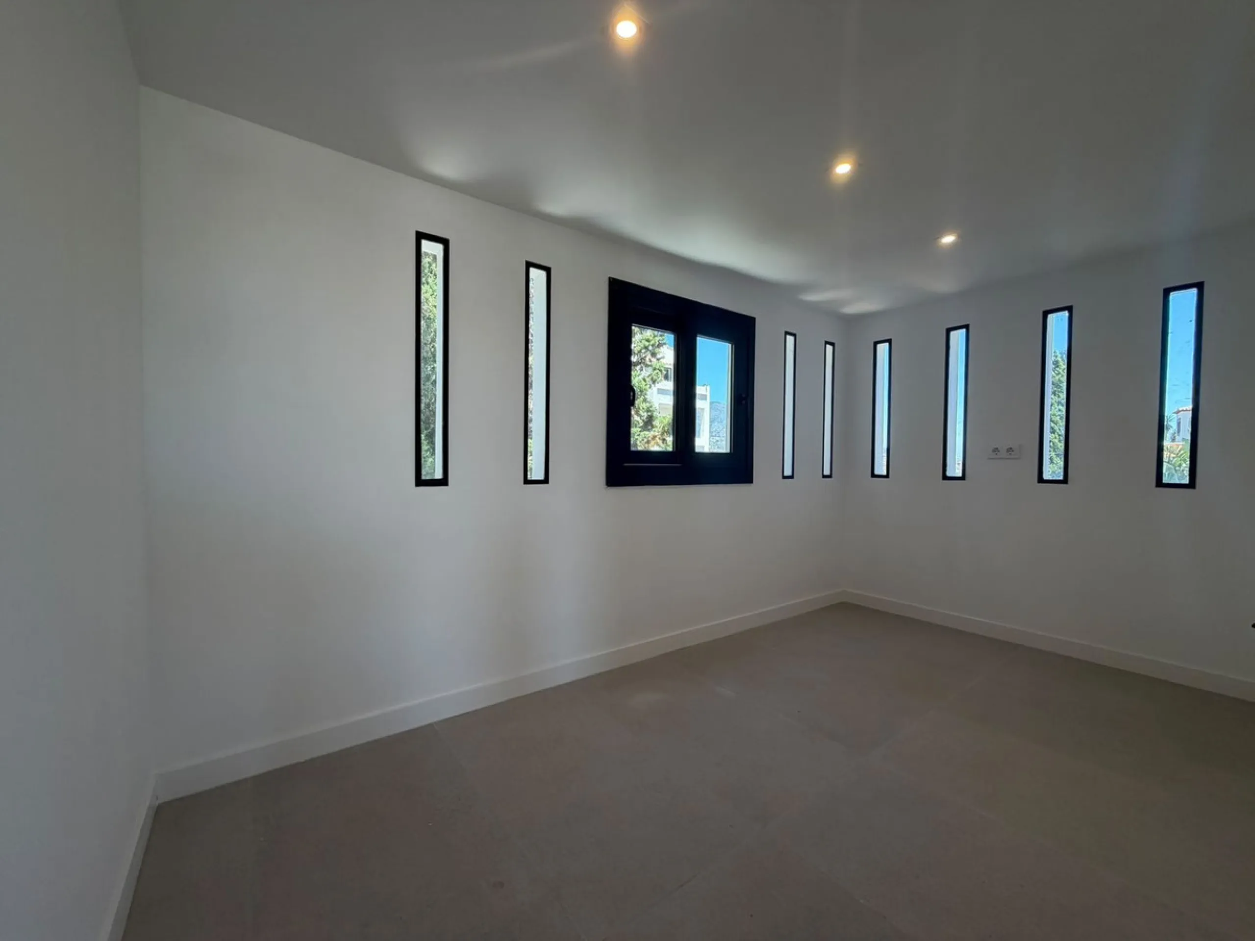 This elegant villa offers a perfect blend of comfort, space, and modern design, ideal for those seeking a refined yet relaxed lifestyle in a highly desirable neighbourhood. Located close to the international school, it's perfect for families looking for c