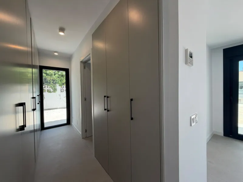 This elegant villa offers a perfect blend of comfort, space, and modern design, ideal for those seeking a refined yet relaxed lifestyle in a highly desirable neighbourhood. Located close to the international school, it's perfect for families looking for c