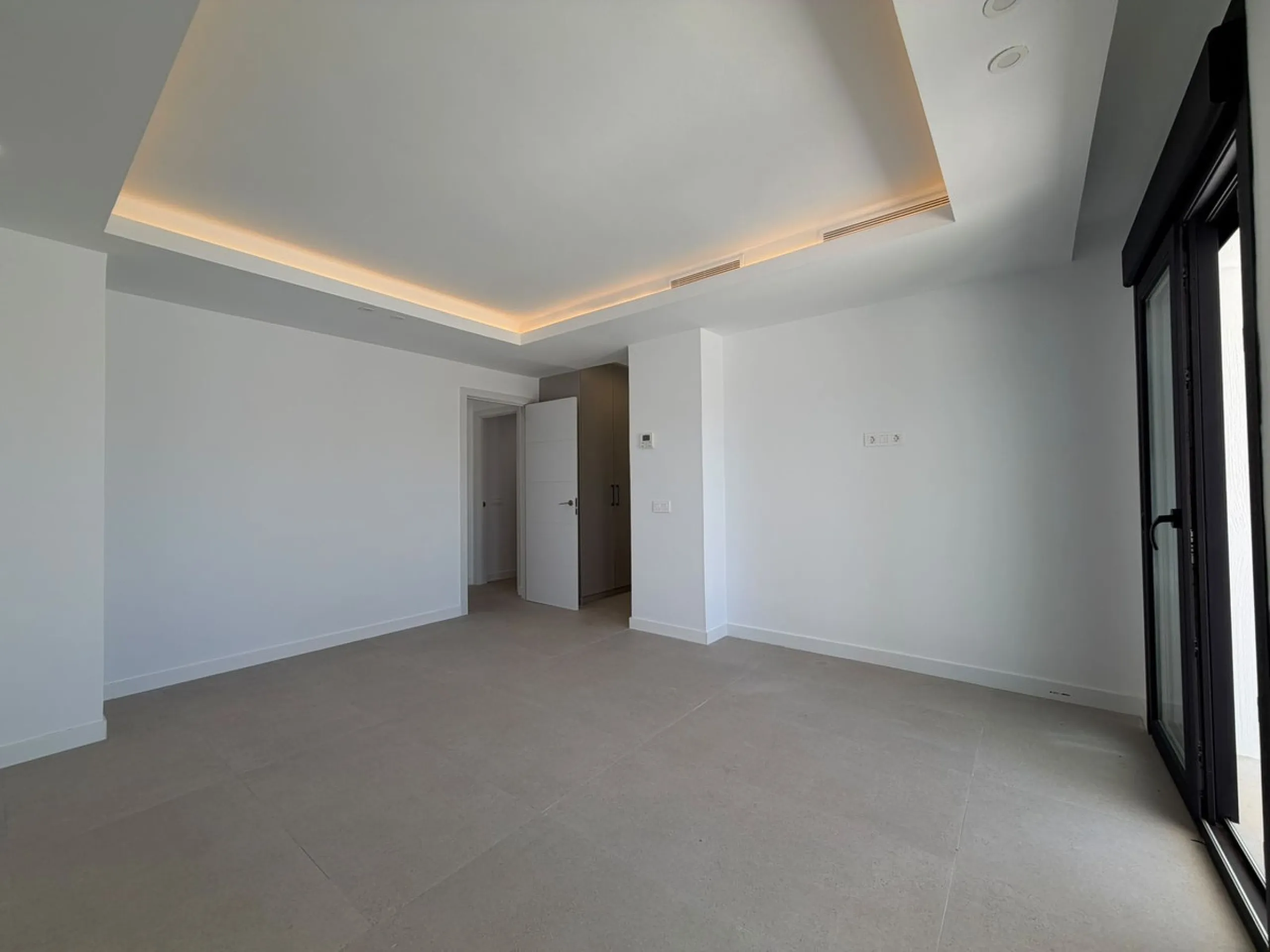 This elegant villa offers a perfect blend of comfort, space, and modern design, ideal for those seeking a refined yet relaxed lifestyle in a highly desirable neighbourhood. Located close to the international school, it's perfect for families looking for c