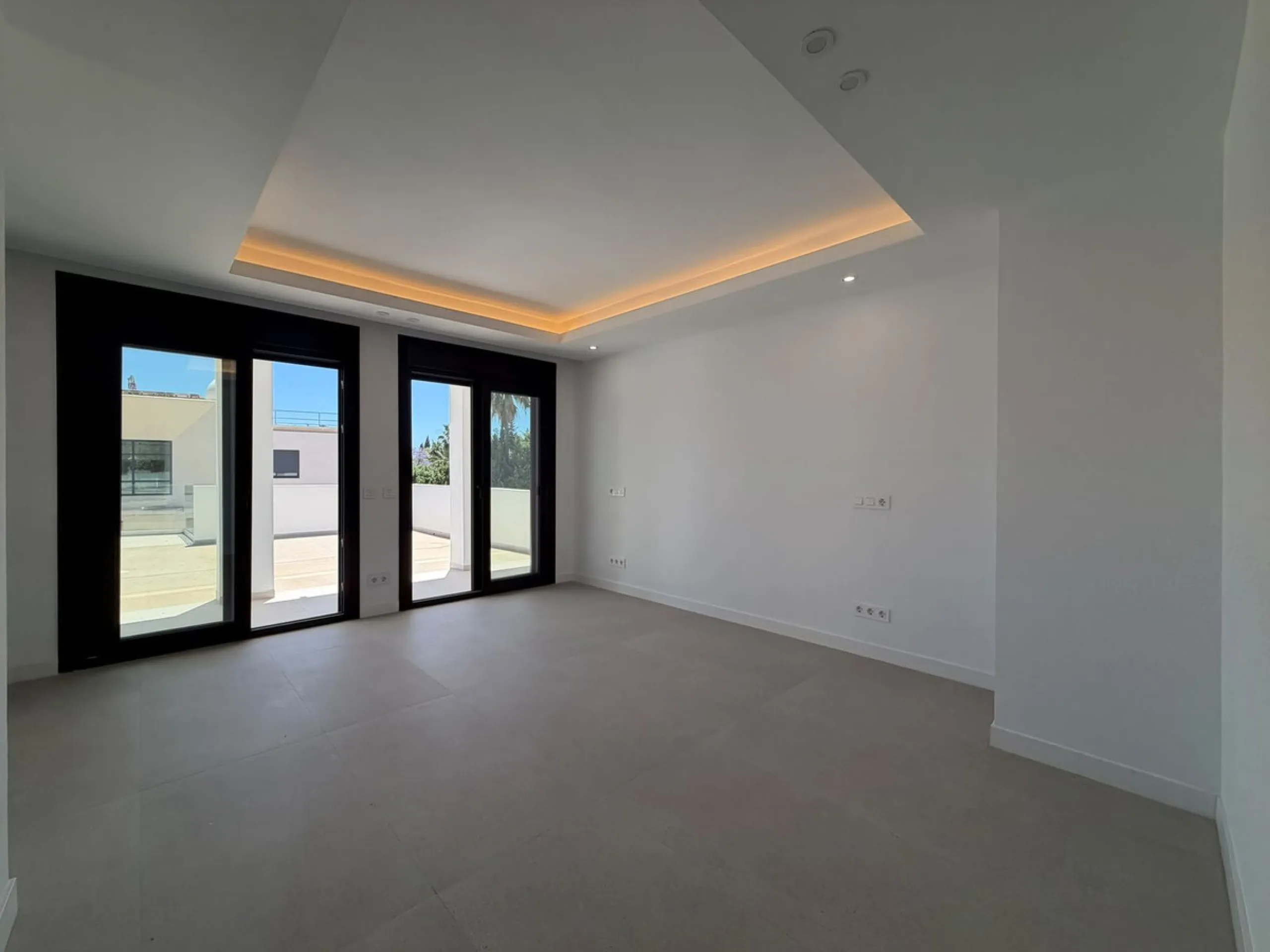 This elegant villa offers a perfect blend of comfort, space, and modern design, ideal for those seeking a refined yet relaxed lifestyle in a highly desirable neighbourhood. Located close to the international school, it's perfect for families looking for c