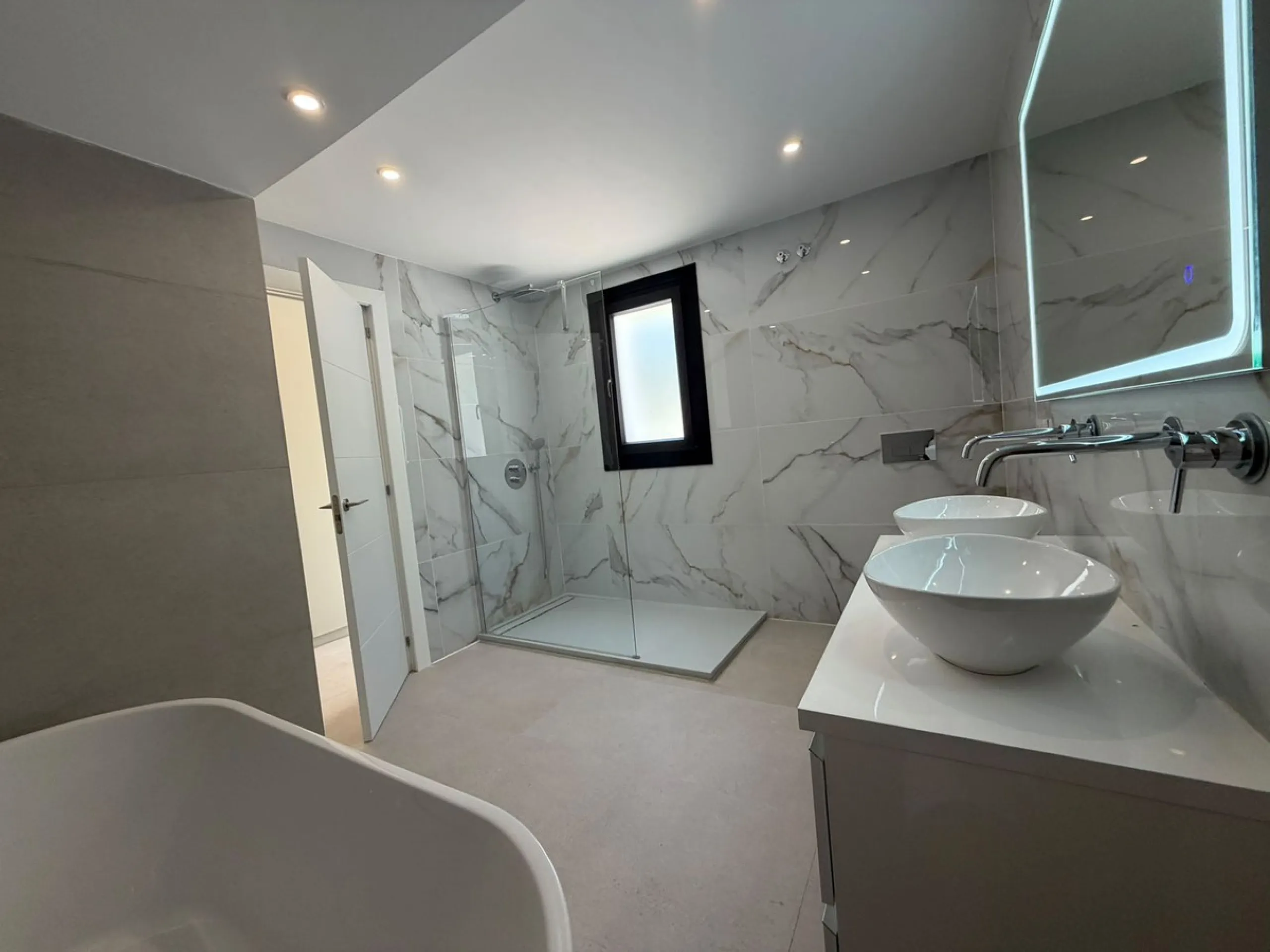 This elegant villa offers a perfect blend of comfort, space, and modern design, ideal for those seeking a refined yet relaxed lifestyle in a highly desirable neighbourhood. Located close to the international school, it's perfect for families looking for c