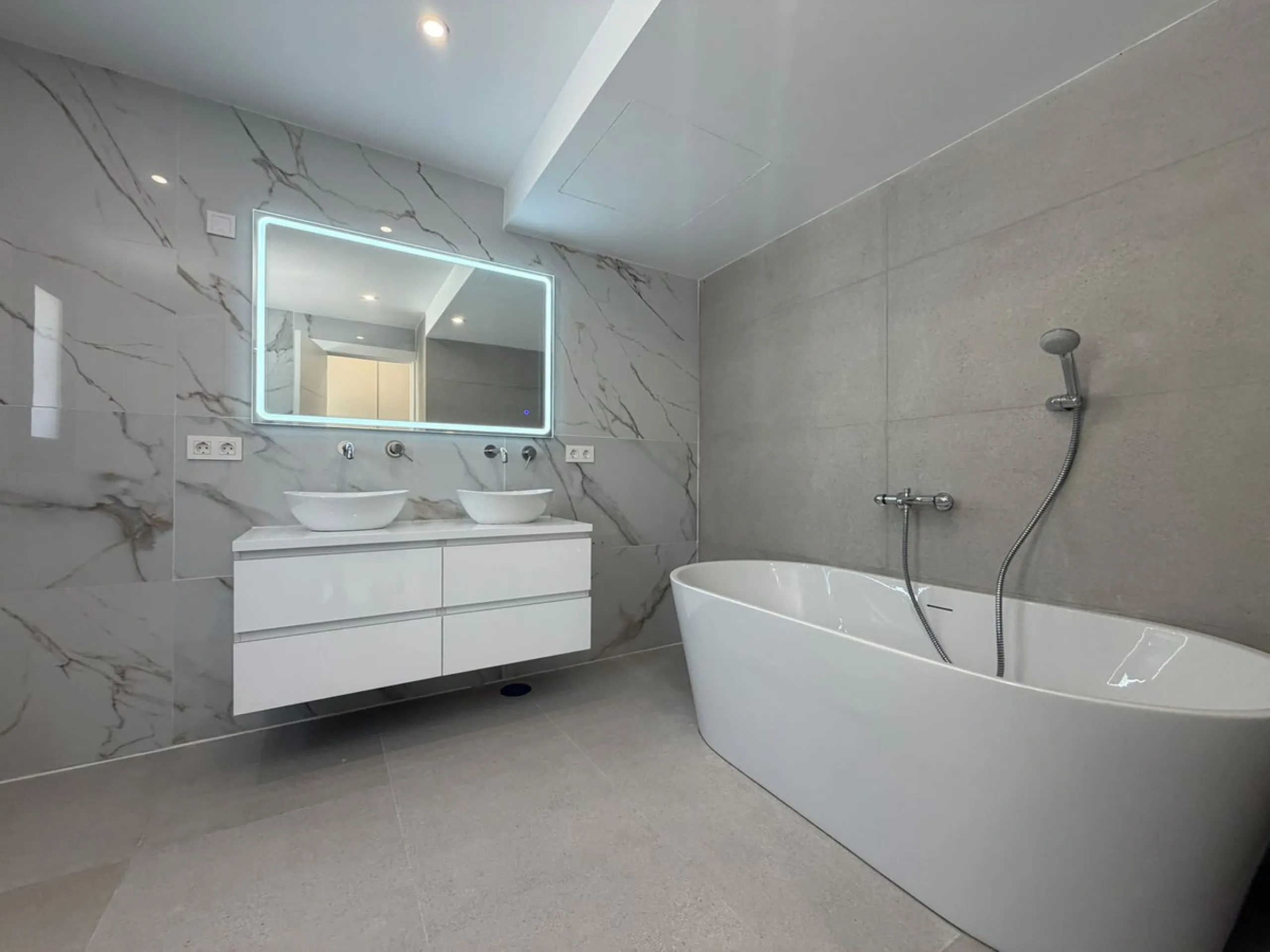 This elegant villa offers a perfect blend of comfort, space, and modern design, ideal for those seeking a refined yet relaxed lifestyle in a highly desirable neighbourhood. Located close to the international school, it's perfect for families looking for c