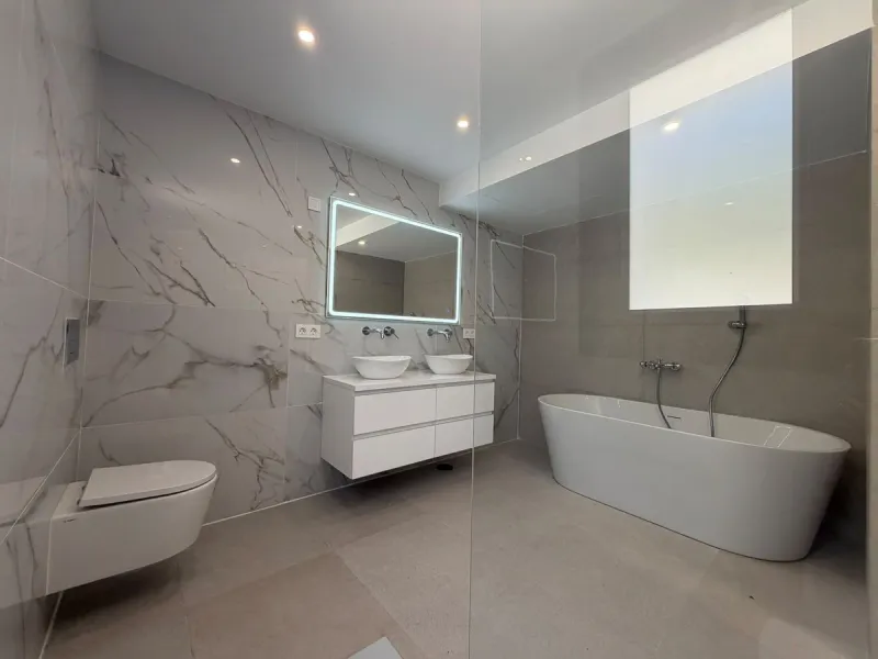 This elegant villa offers a perfect blend of comfort, space, and modern design, ideal for those seeking a refined yet relaxed lifestyle in a highly desirable neighbourhood. Located close to the international school, it's perfect for families looking for c
