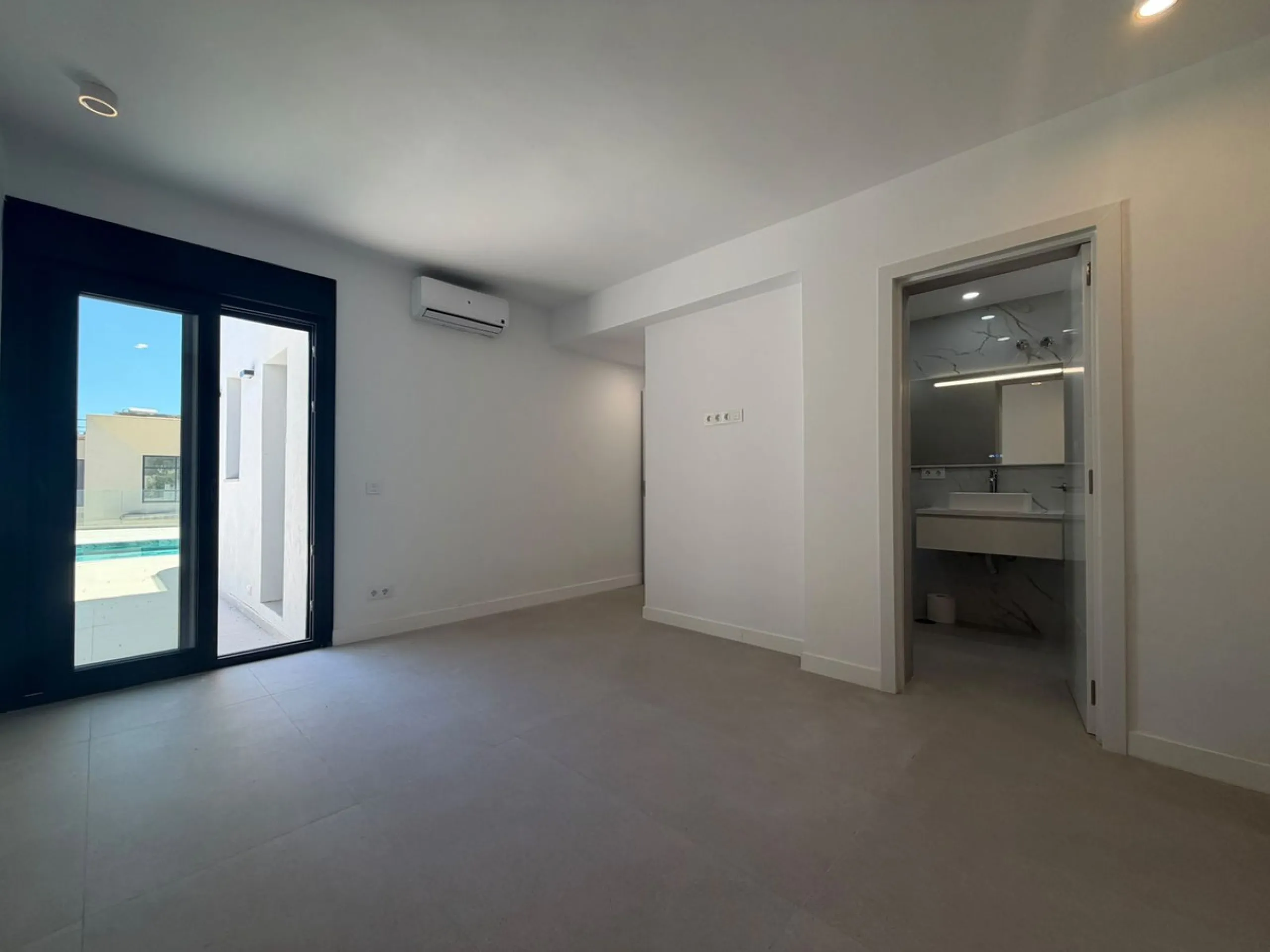 This elegant villa offers a perfect blend of comfort, space, and modern design, ideal for those seeking a refined yet relaxed lifestyle in a highly desirable neighbourhood. Located close to the international school, it's perfect for families looking for c