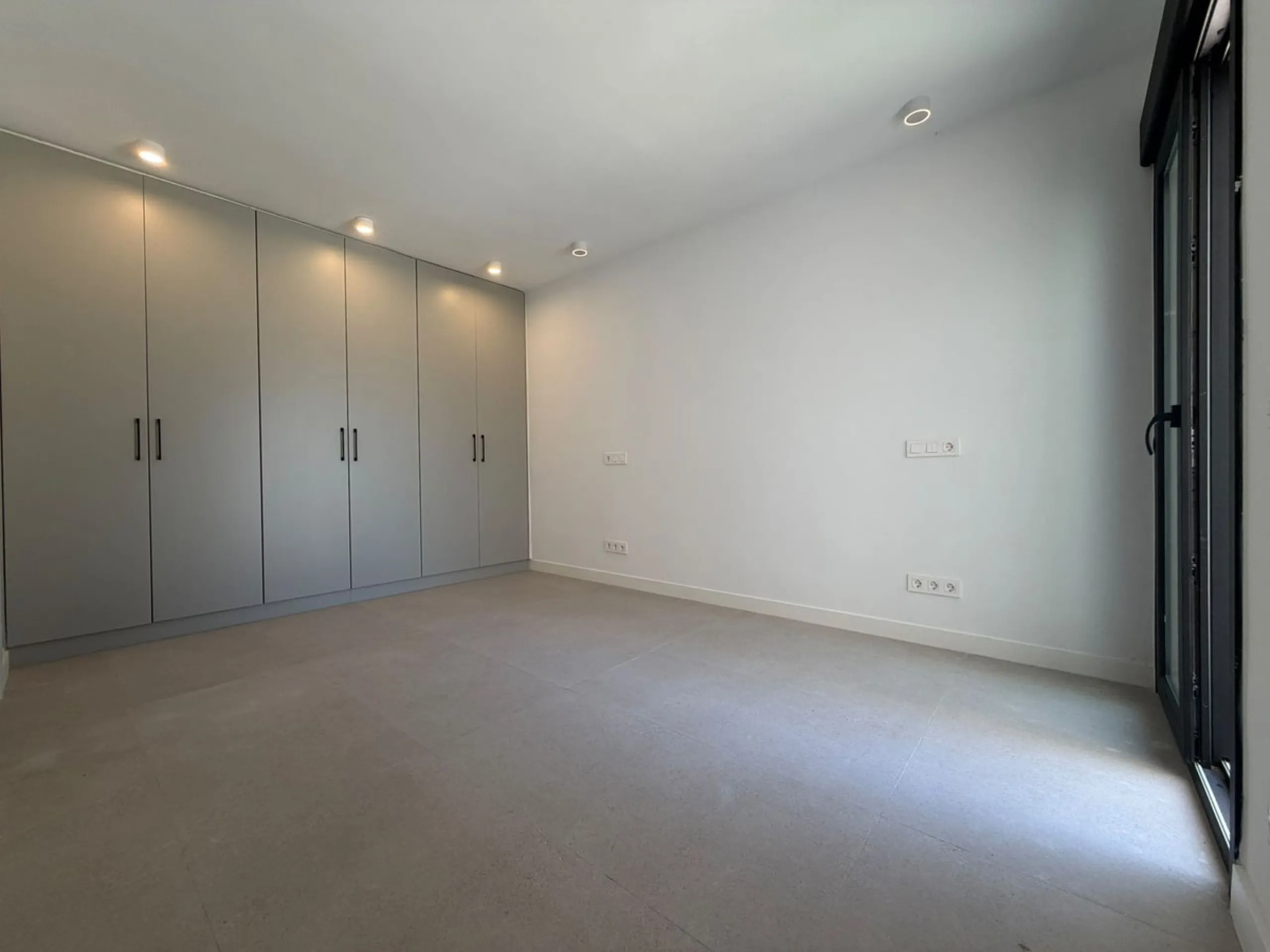 This elegant villa offers a perfect blend of comfort, space, and modern design, ideal for those seeking a refined yet relaxed lifestyle in a highly desirable neighbourhood. Located close to the international school, it's perfect for families looking for c
