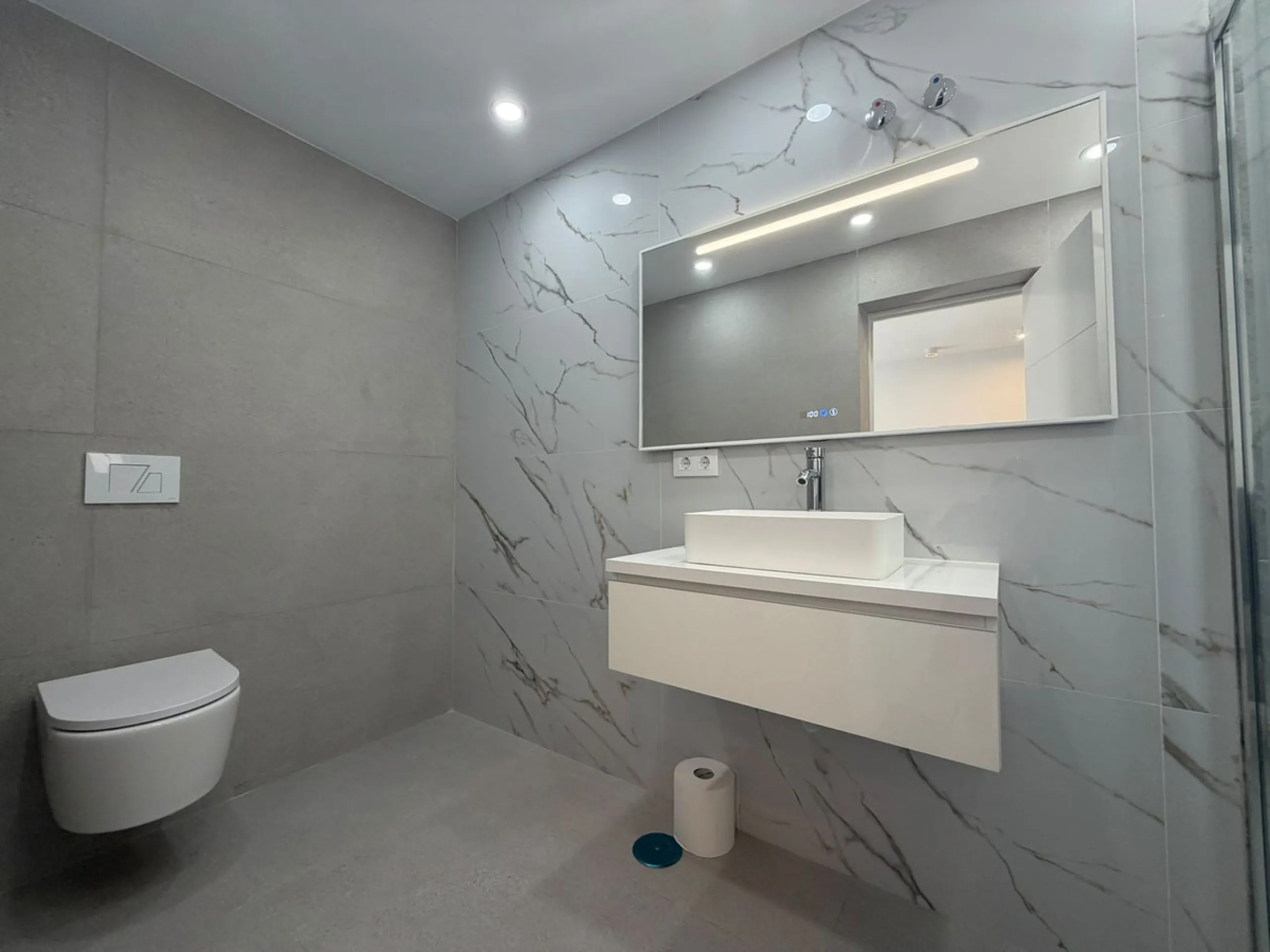 This elegant villa offers a perfect blend of comfort, space, and modern design, ideal for those seeking a refined yet relaxed lifestyle in a highly desirable neighbourhood. Located close to the international school, it's perfect for families looking for c