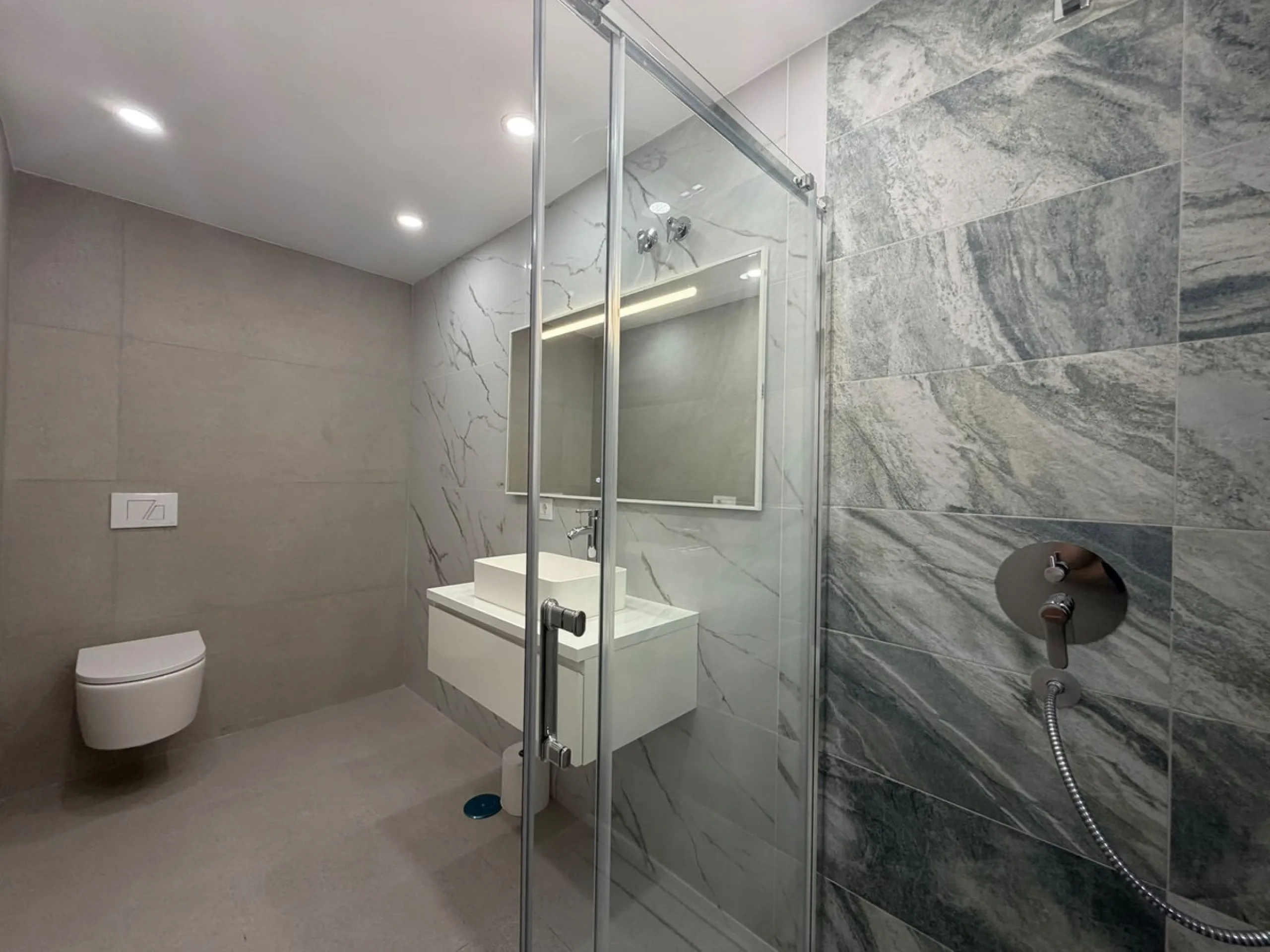 This elegant villa offers a perfect blend of comfort, space, and modern design, ideal for those seeking a refined yet relaxed lifestyle in a highly desirable neighbourhood. Located close to the international school, it's perfect for families looking for c