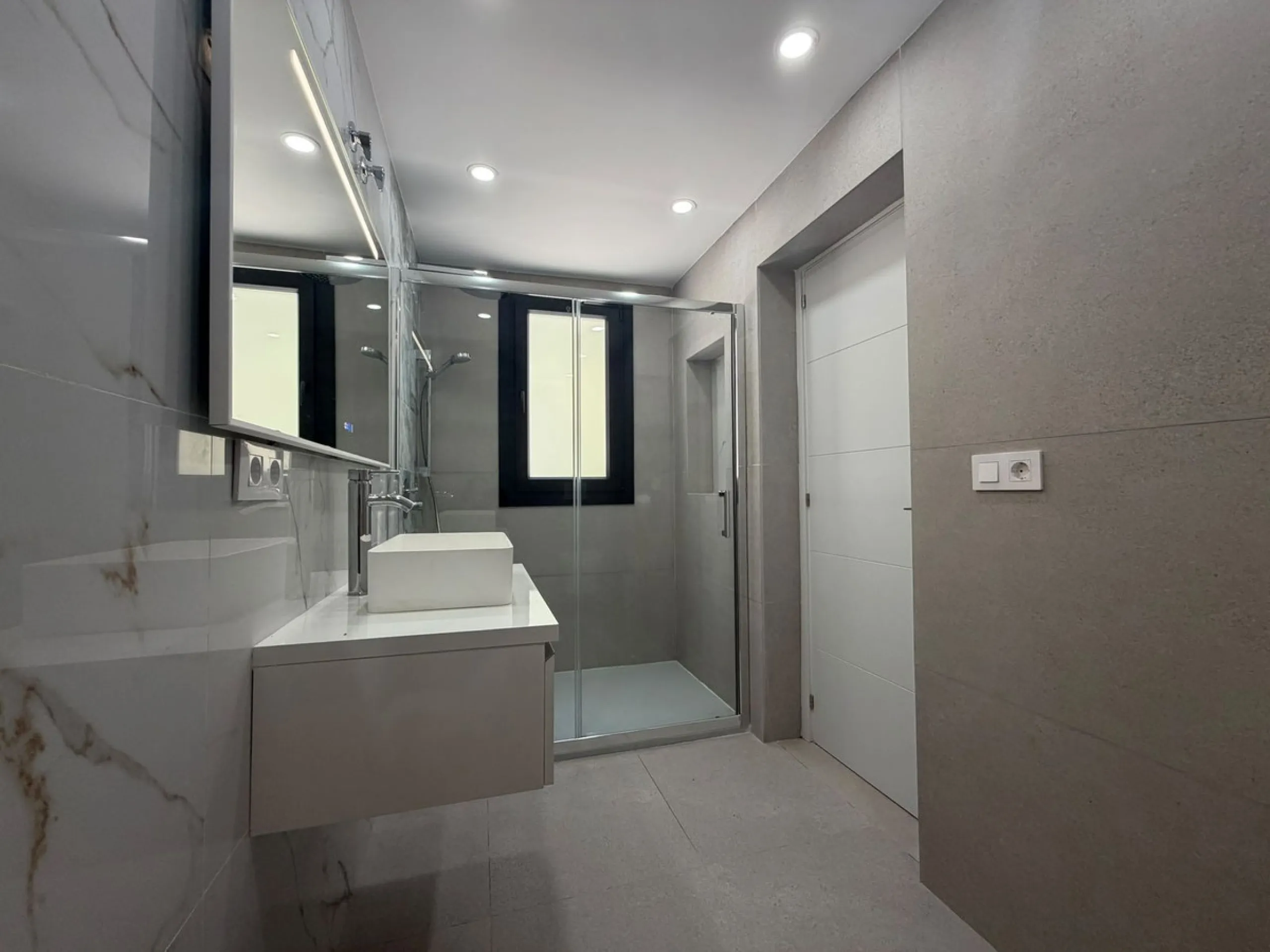 This elegant villa offers a perfect blend of comfort, space, and modern design, ideal for those seeking a refined yet relaxed lifestyle in a highly desirable neighbourhood. Located close to the international school, it's perfect for families looking for c