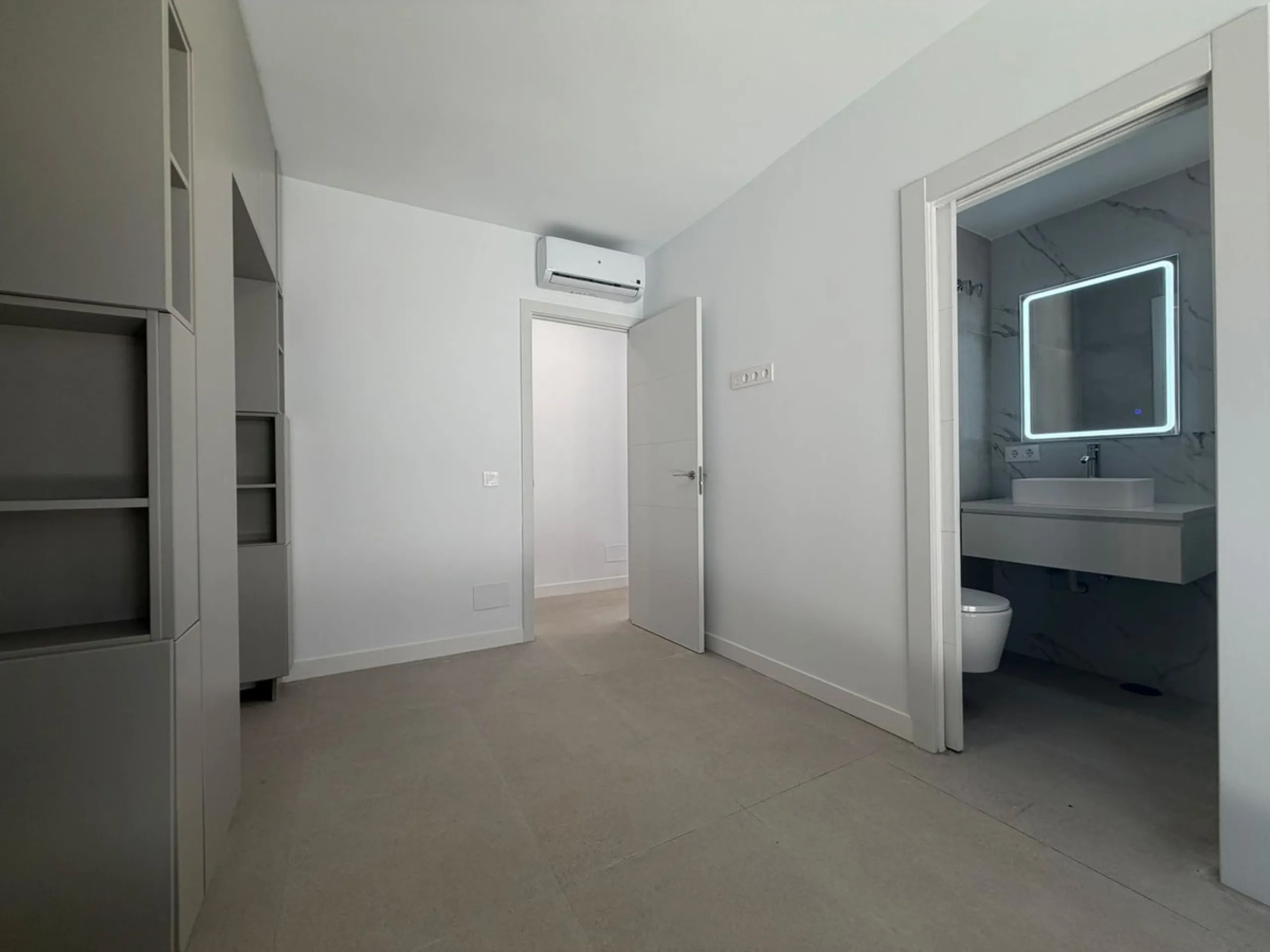 This elegant villa offers a perfect blend of comfort, space, and modern design, ideal for those seeking a refined yet relaxed lifestyle in a highly desirable neighbourhood. Located close to the international school, it's perfect for families looking for c