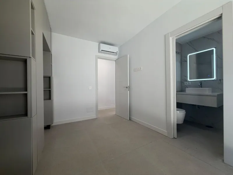 This elegant villa offers a perfect blend of comfort, space, and modern design, ideal for those seeking a refined yet relaxed lifestyle in a highly desirable neighbourhood. Located close to the international school, it's perfect for families looking for c