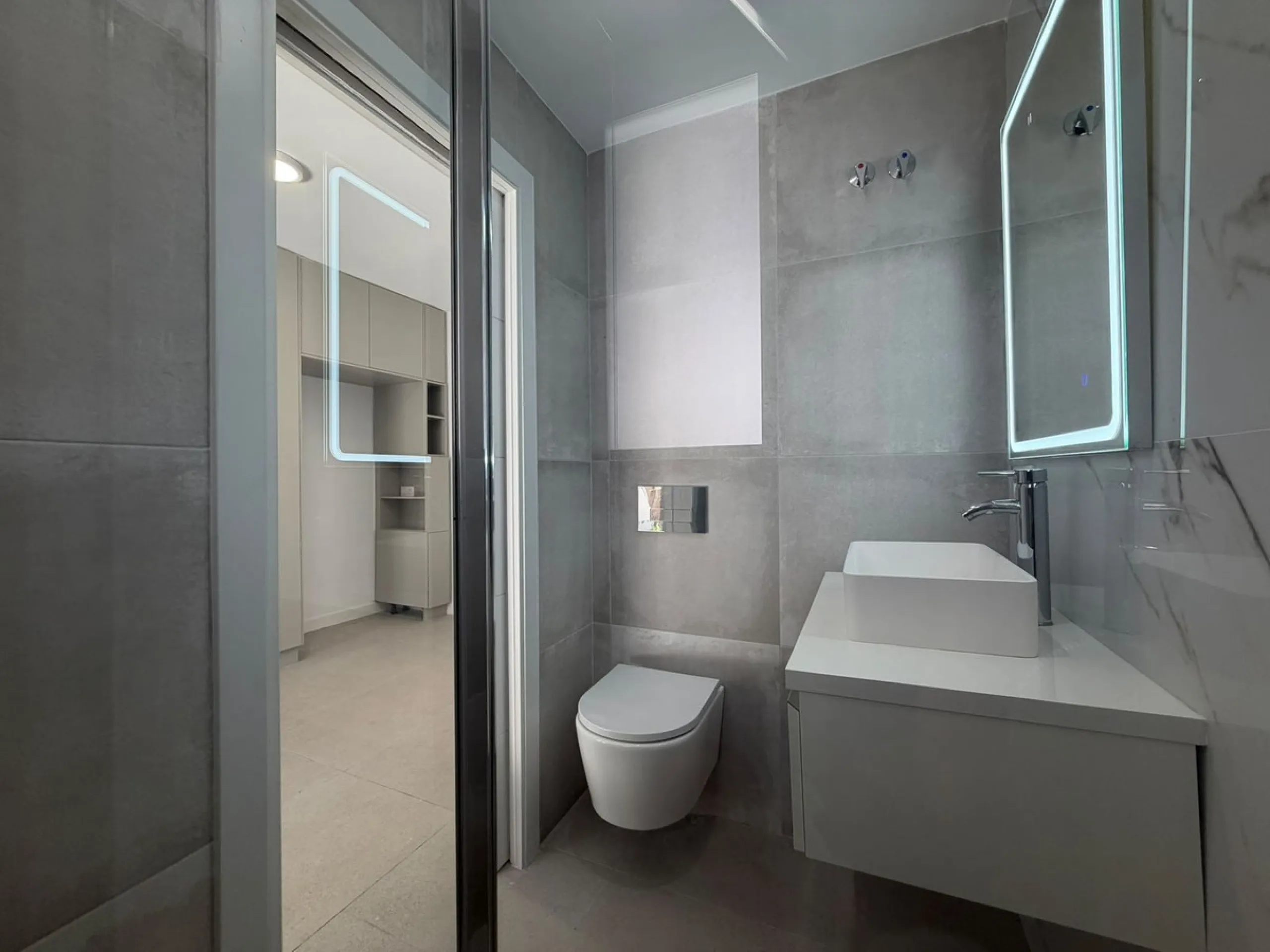 This elegant villa offers a perfect blend of comfort, space, and modern design, ideal for those seeking a refined yet relaxed lifestyle in a highly desirable neighbourhood. Located close to the international school, it's perfect for families looking for c