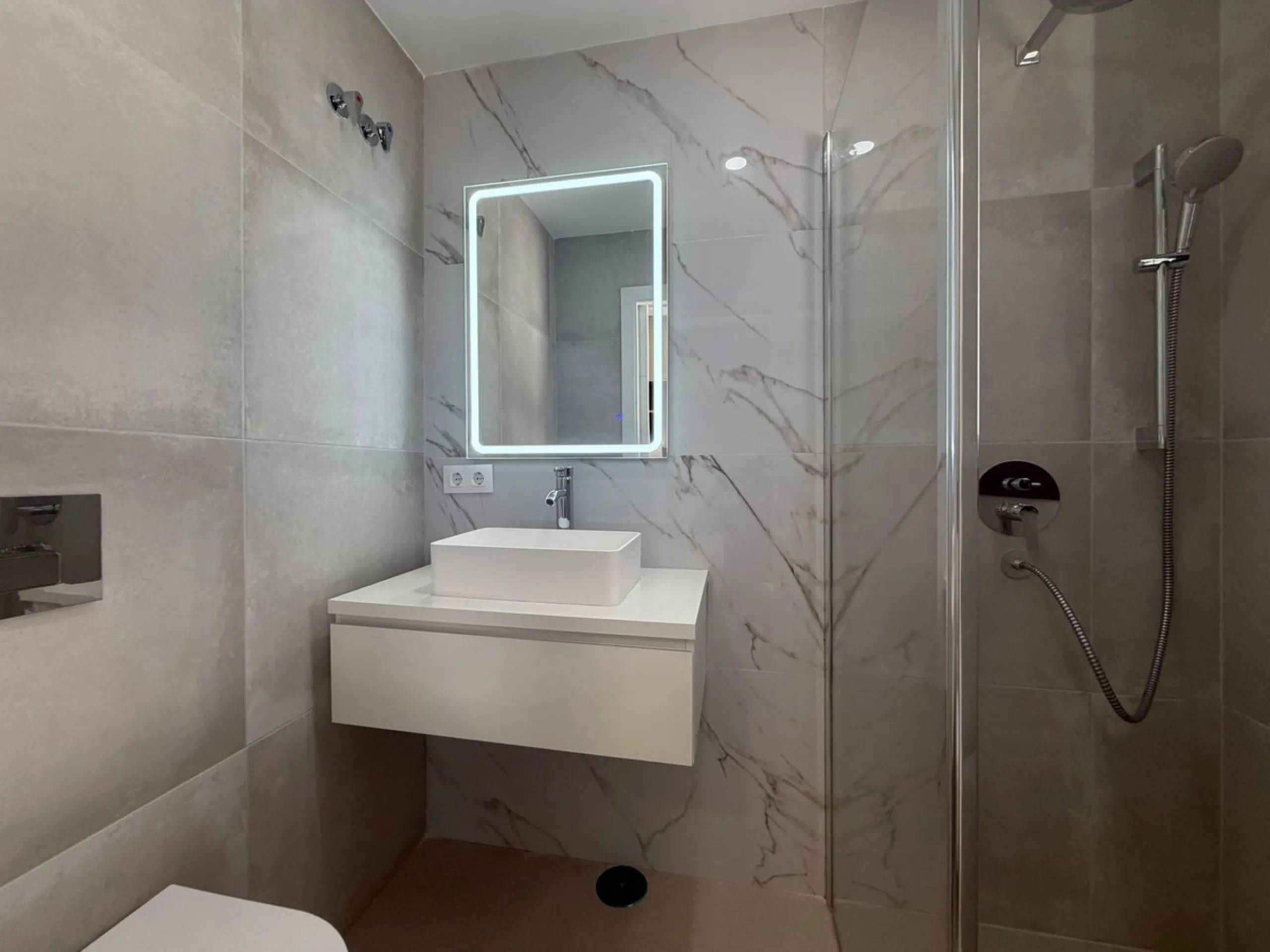 This elegant villa offers a perfect blend of comfort, space, and modern design, ideal for those seeking a refined yet relaxed lifestyle in a highly desirable neighbourhood. Located close to the international school, it's perfect for families looking for c
