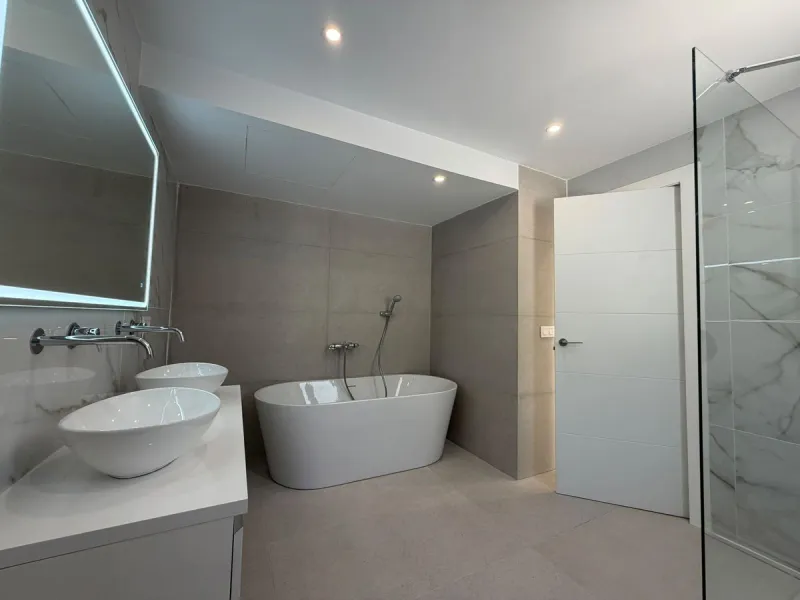 This elegant villa offers a perfect blend of comfort, space, and modern design, ideal for those seeking a refined yet relaxed lifestyle in a highly desirable neighbourhood. Located close to the international school, it's perfect for families looking for c