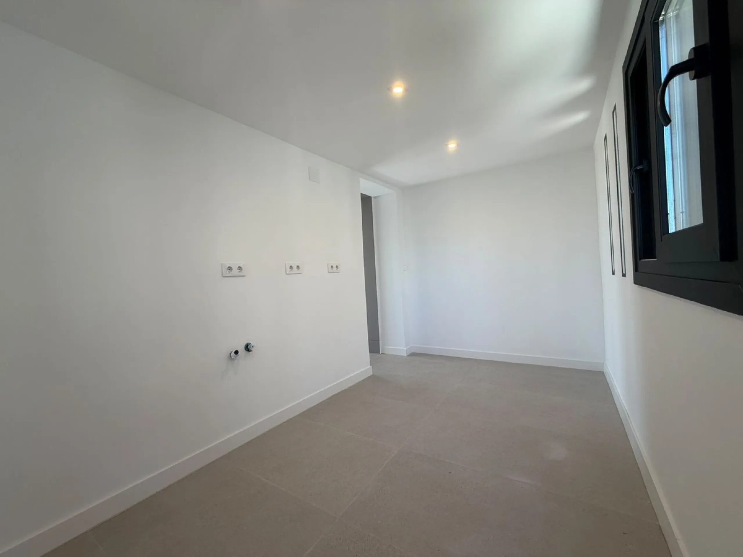 This elegant villa offers a perfect blend of comfort, space, and modern design, ideal for those seeking a refined yet relaxed lifestyle in a highly desirable neighbourhood. Located close to the international school, it's perfect for families looking for c