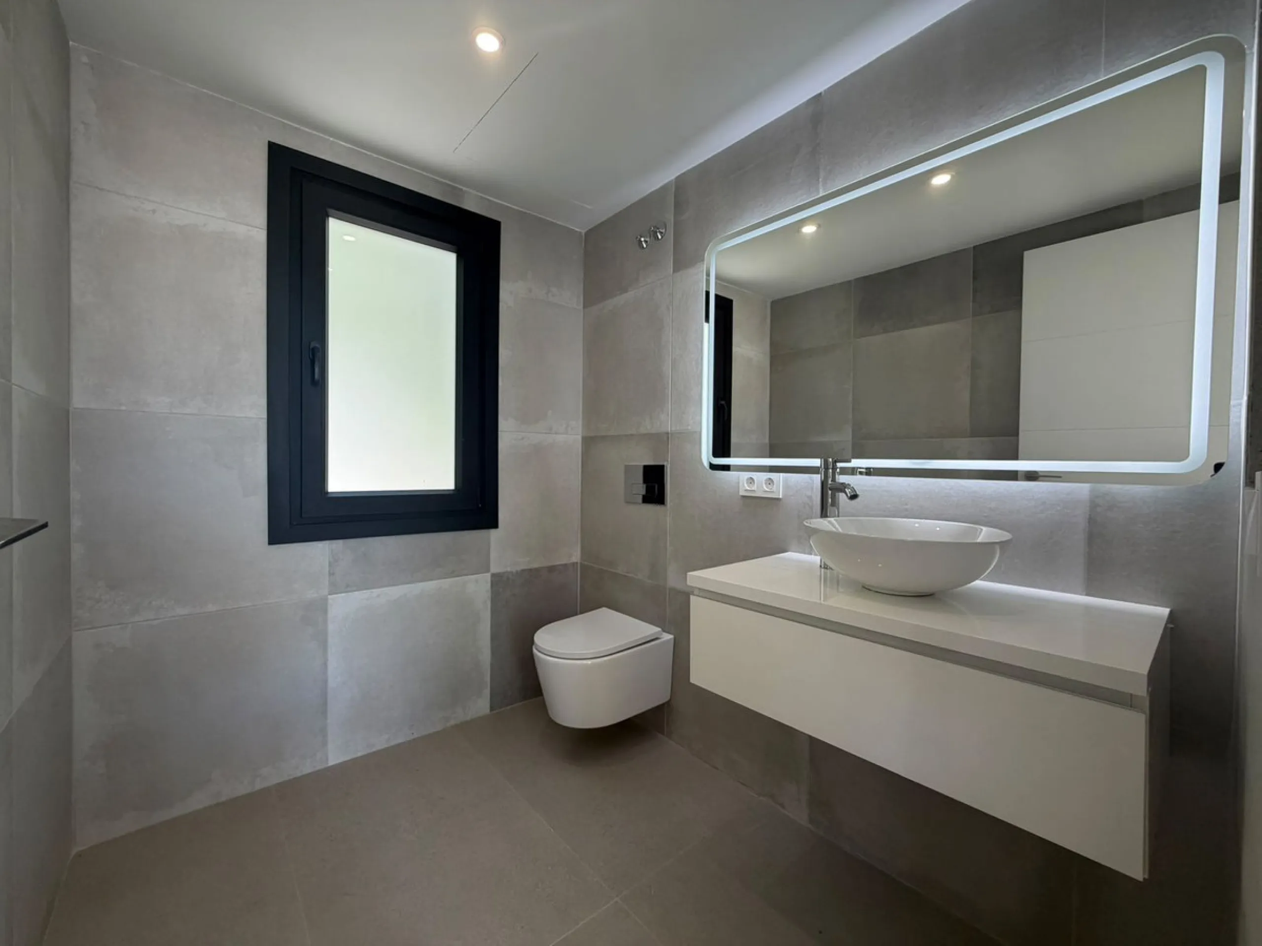 This elegant villa offers a perfect blend of comfort, space, and modern design, ideal for those seeking a refined yet relaxed lifestyle in a highly desirable neighbourhood. Located close to the international school, it's perfect for families looking for c