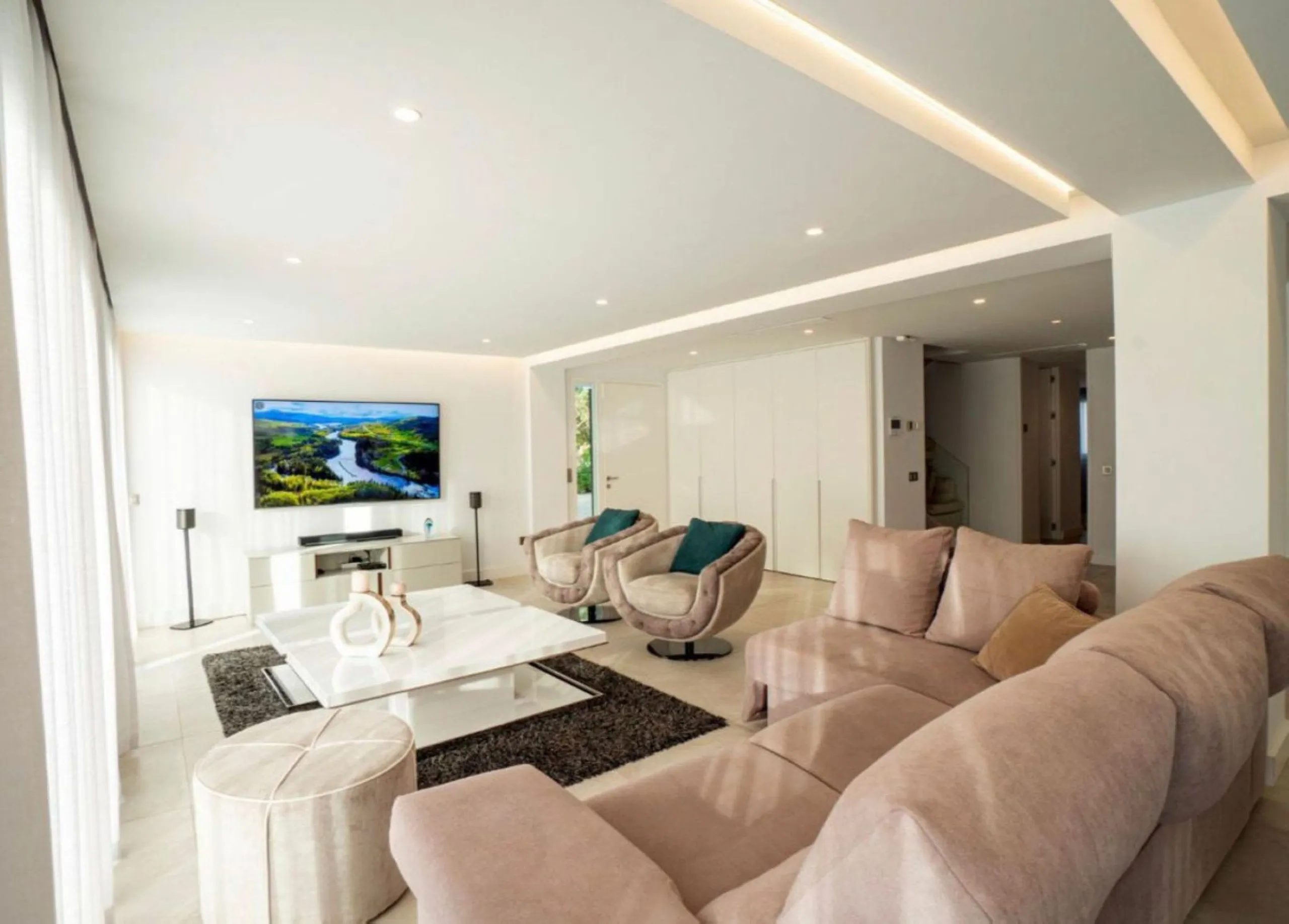 A stunning modern villa set on 1,269 sqm plot in the most sought-after area of Nueva Andalucia. This luxurious property offers five spacious bedrooms and bathrooms, designed with clean lines and contemporary finishes throughout. The villa features a beaut