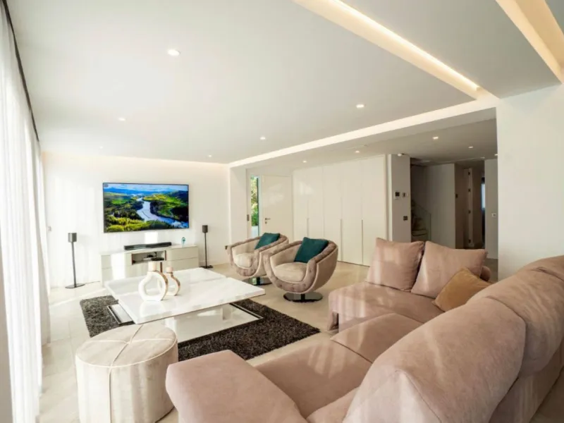 A stunning modern villa set on 1,269 sqm plot in the most sought-after area of Nueva Andalucia. This luxurious property offers five spacious bedrooms and bathrooms, designed with clean lines and contemporary finishes throughout. The villa features a beaut