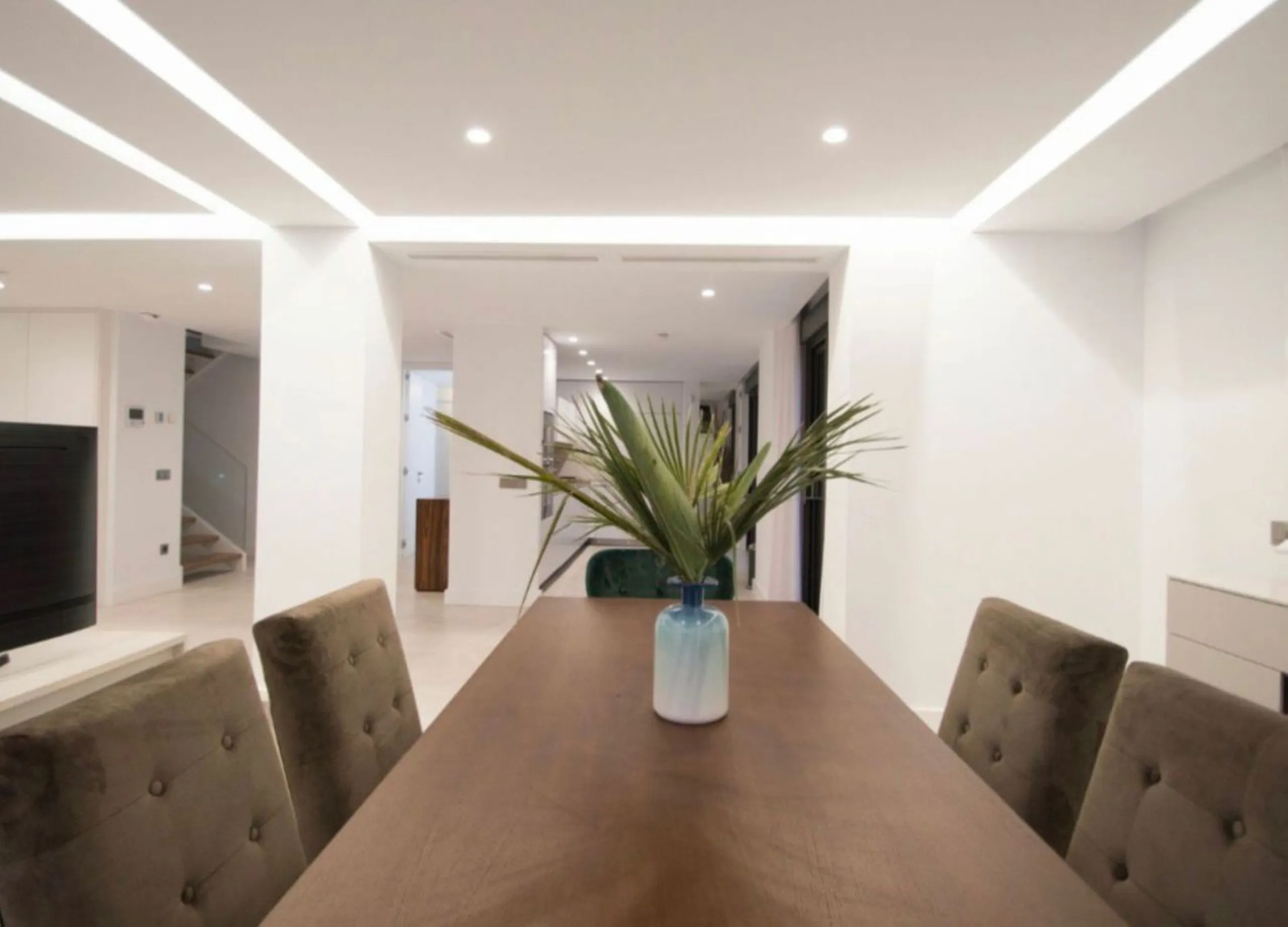 A stunning modern villa set on 1,269 sqm plot in the most sought-after area of Nueva Andalucia. This luxurious property offers five spacious bedrooms and bathrooms, designed with clean lines and contemporary finishes throughout. The villa features a beaut