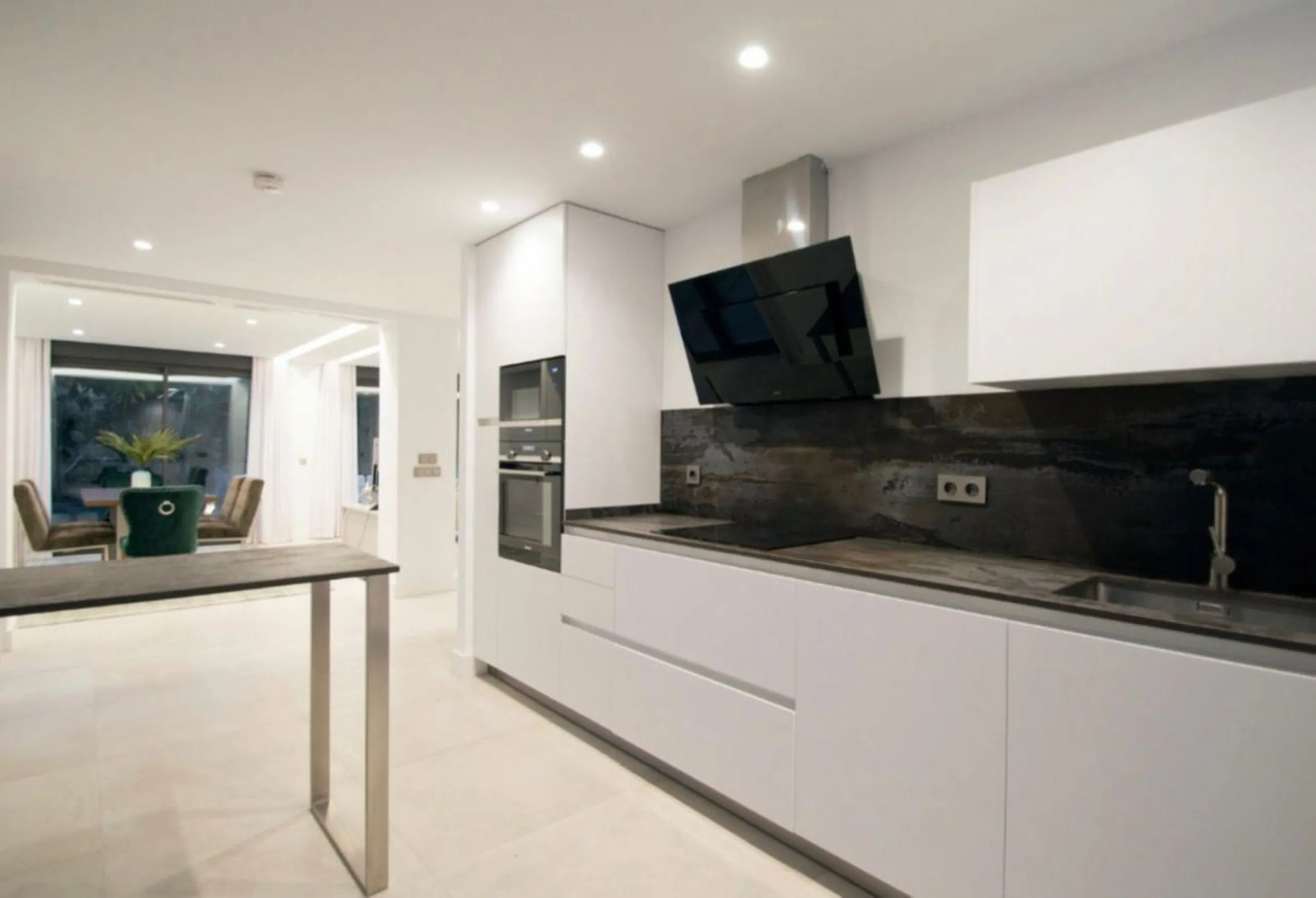 A stunning modern villa set on 1,269 sqm plot in the most sought-after area of Nueva Andalucia. This luxurious property offers five spacious bedrooms and bathrooms, designed with clean lines and contemporary finishes throughout. The villa features a beaut