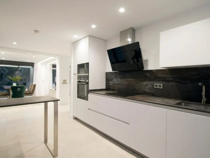 A stunning modern villa set on 1,269 sqm plot in the most sought-after area of Nueva Andalucia. This luxurious property offers five spacious bedrooms and bathrooms, designed with clean lines and contemporary finishes throughout. The villa features a beaut