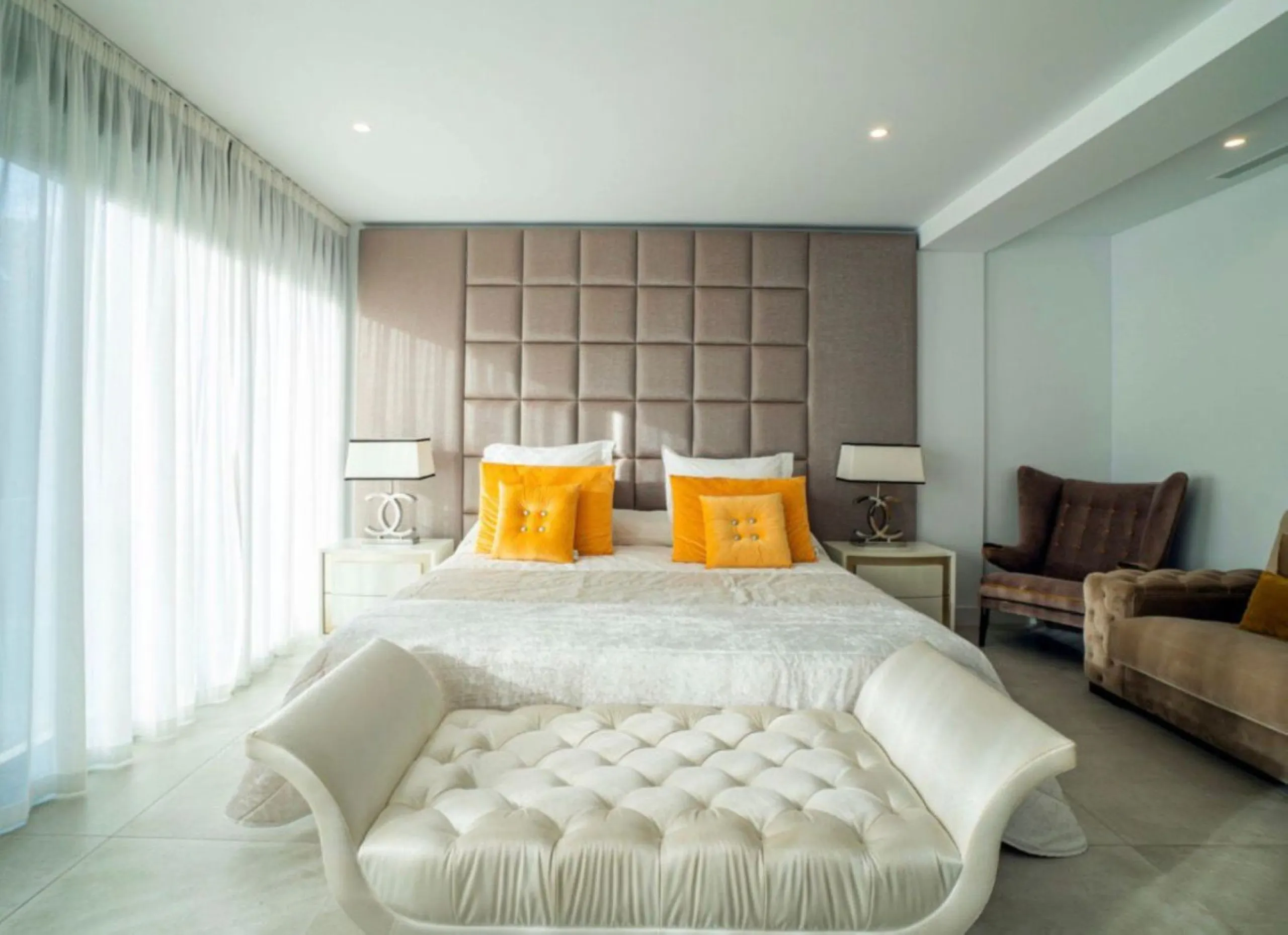A stunning modern villa set on 1,269 sqm plot in the most sought-after area of Nueva Andalucia. This luxurious property offers five spacious bedrooms and bathrooms, designed with clean lines and contemporary finishes throughout. The villa features a beaut