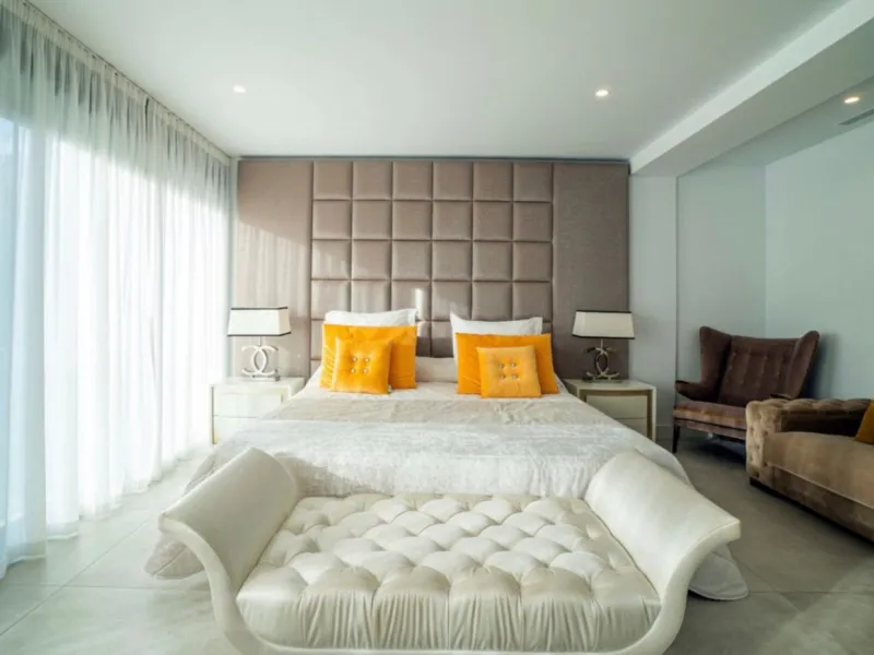A stunning modern villa set on 1,269 sqm plot in the most sought-after area of Nueva Andalucia. This luxurious property offers five spacious bedrooms and bathrooms, designed with clean lines and contemporary finishes throughout. The villa features a beaut