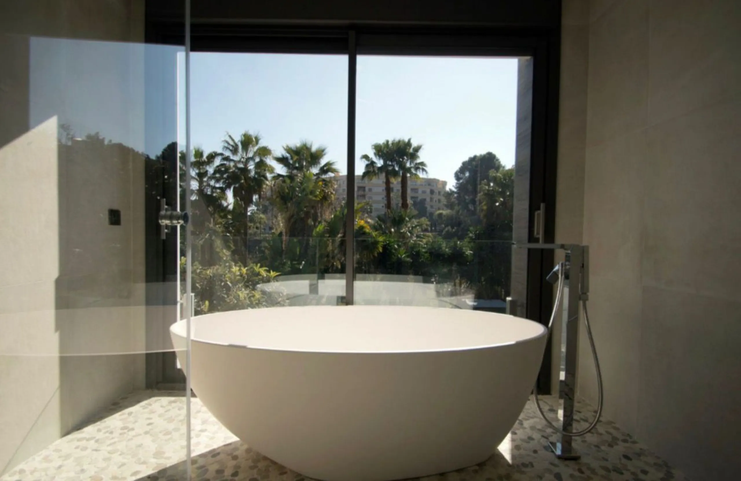 A stunning modern villa set on 1,269 sqm plot in the most sought-after area of Nueva Andalucia. This luxurious property offers five spacious bedrooms and bathrooms, designed with clean lines and contemporary finishes throughout. The villa features a beaut