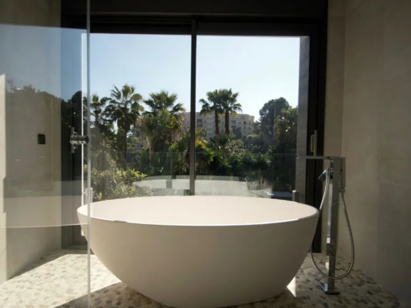 A stunning modern villa set on 1,269 sqm plot in the most sought-after area of Nueva Andalucia. This luxurious property offers five spacious bedrooms and bathrooms, designed with clean lines and contemporary finishes throughout. The villa features a beaut
