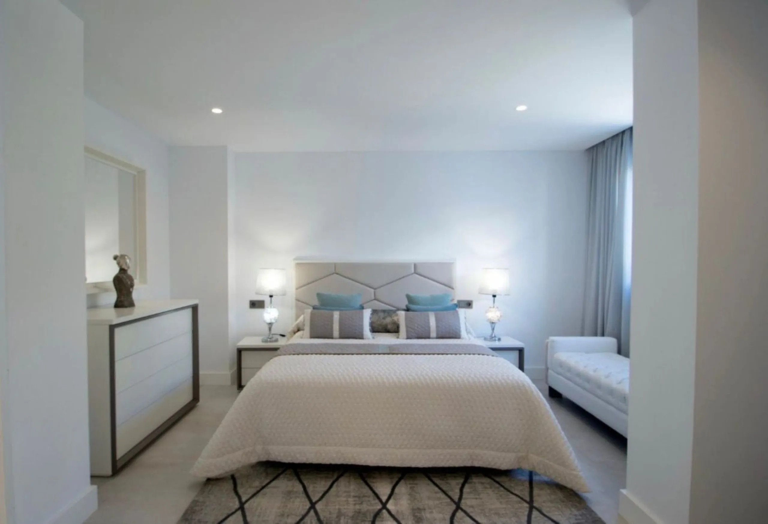 A stunning modern villa set on 1,269 sqm plot in the most sought-after area of Nueva Andalucia. This luxurious property offers five spacious bedrooms and bathrooms, designed with clean lines and contemporary finishes throughout. The villa features a beaut
