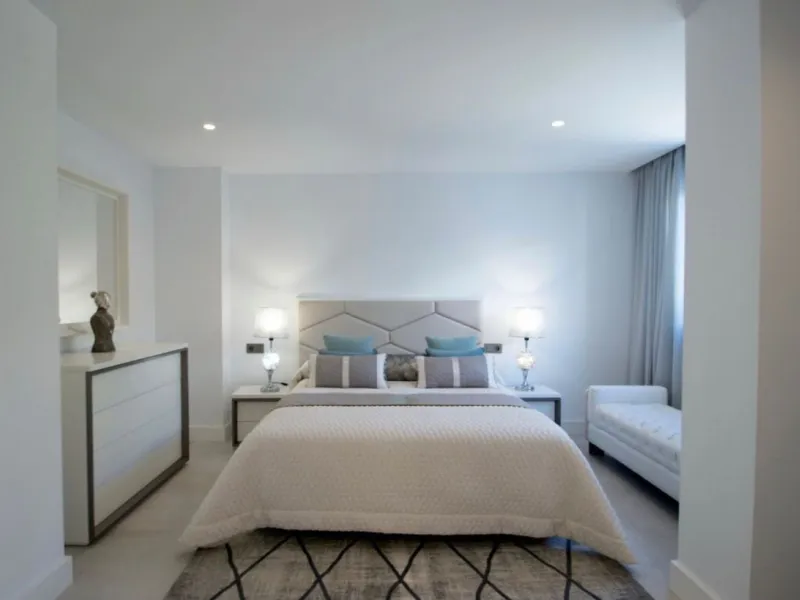 A stunning modern villa set on 1,269 sqm plot in the most sought-after area of Nueva Andalucia. This luxurious property offers five spacious bedrooms and bathrooms, designed with clean lines and contemporary finishes throughout. The villa features a beaut