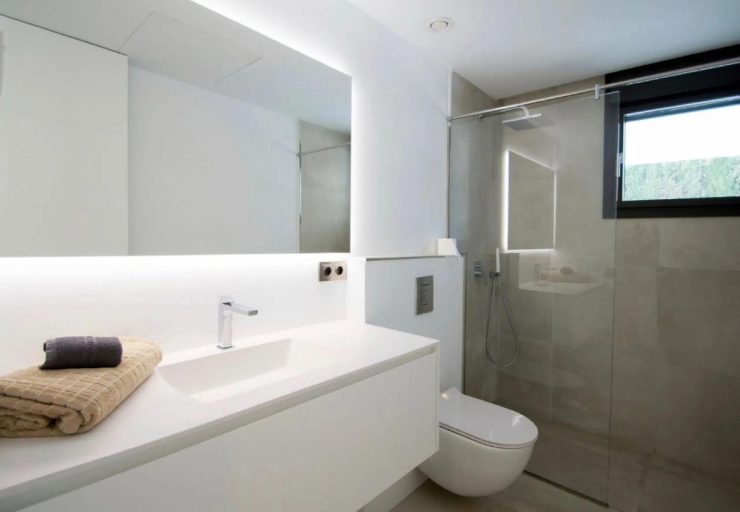 A stunning modern villa set on 1,269 sqm plot in the most sought-after area of Nueva Andalucia. This luxurious property offers five spacious bedrooms and bathrooms, designed with clean lines and contemporary finishes throughout. The villa features a beaut